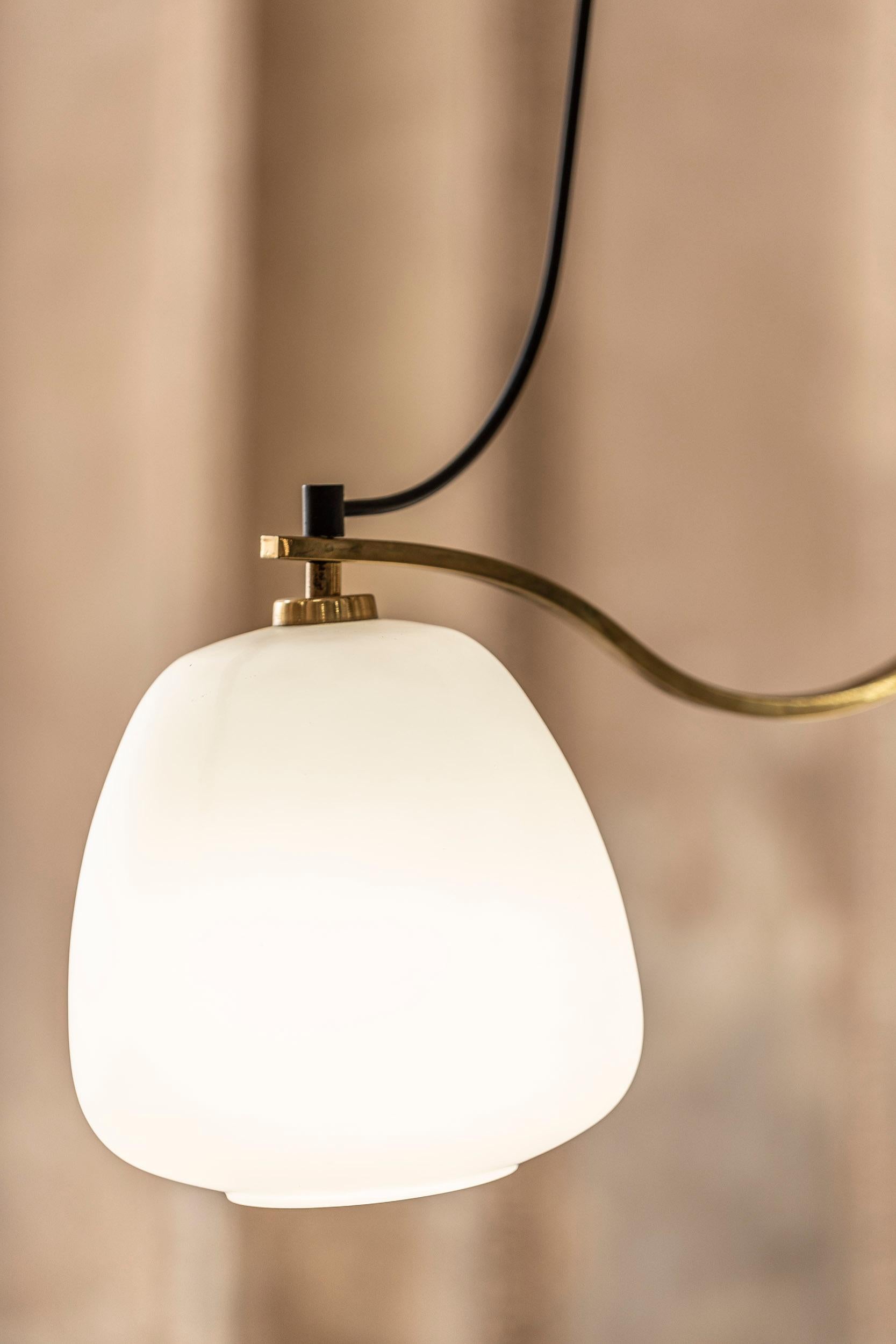 Ciondolo in vetro opalino e ottone del Medioevo, Italia, 1950 in vendita 10