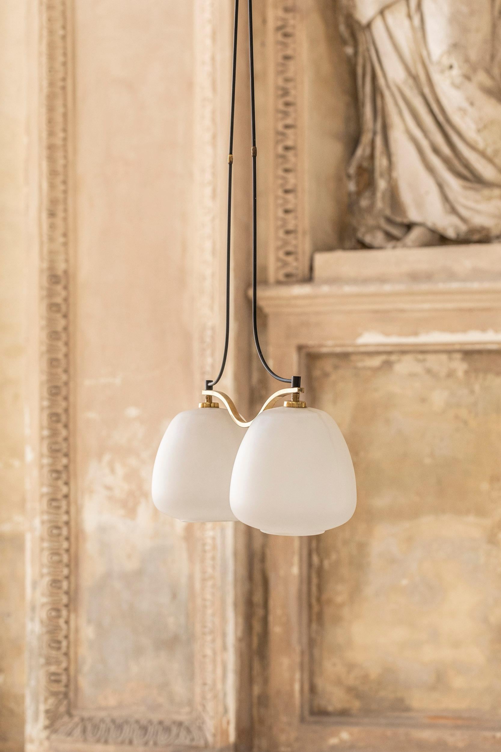 Mid-Century moderno Ciondolo in vetro opalino e ottone del Medioevo, Italia, 1950 in vendita