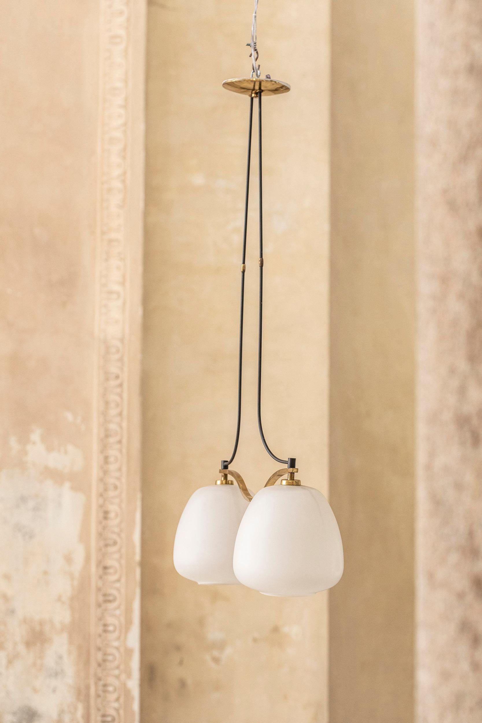 Italiano Ciondolo in vetro opalino e ottone del Medioevo, Italia, 1950 in vendita