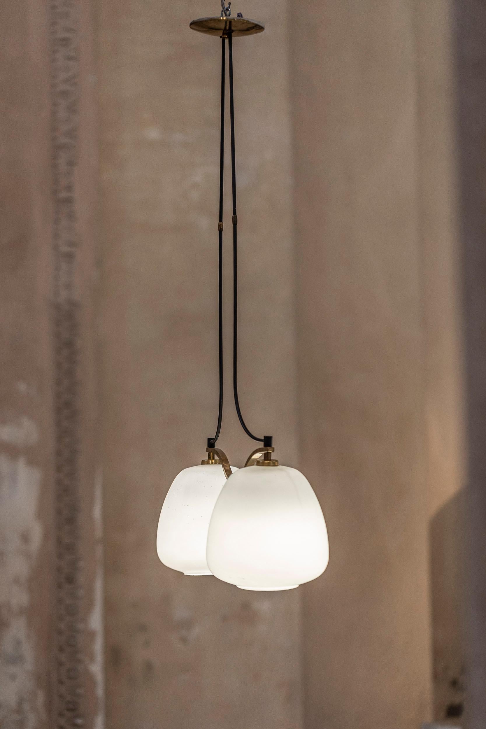 Metà XX secolo Ciondolo in vetro opalino e ottone del Medioevo, Italia, 1950 in vendita