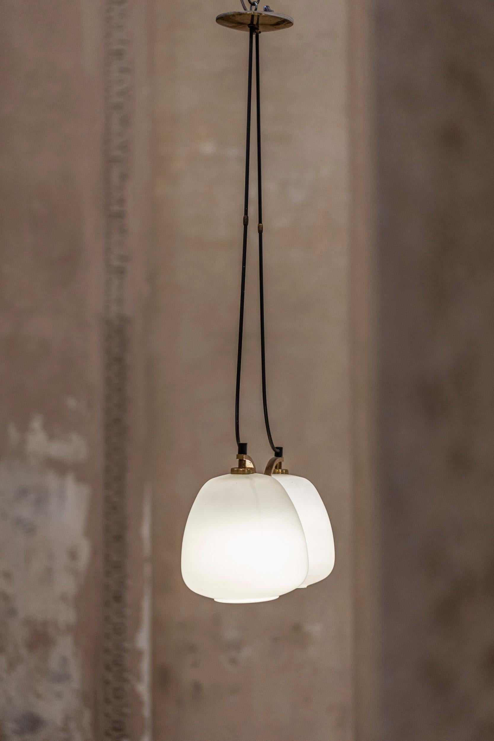 Ottone Ciondolo in vetro opalino e ottone del Medioevo, Italia, 1950 in vendita