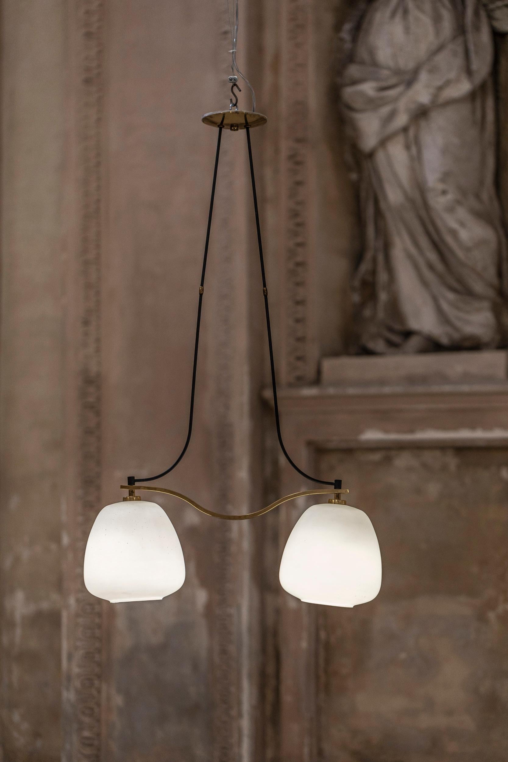 Ciondolo in vetro opalino e ottone del Medioevo, Italia, 1950 in vendita 2