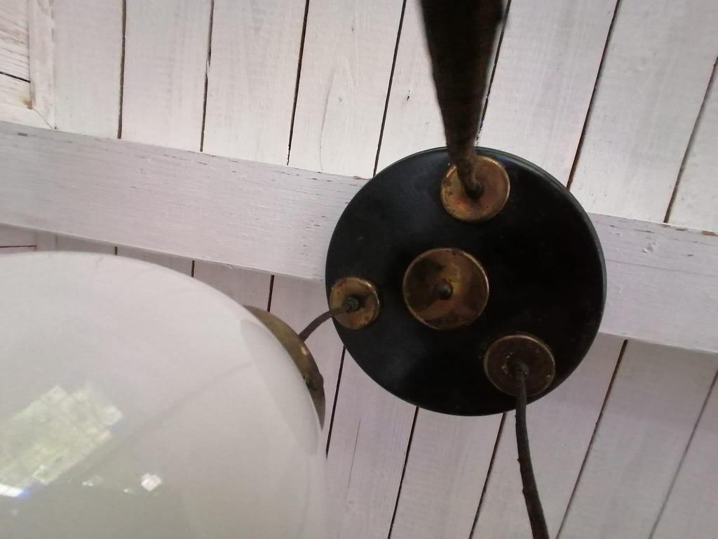Milieu du XXe siècle Lampe à suspension cascade en verre opalin du milieu du siècle dernier en vente