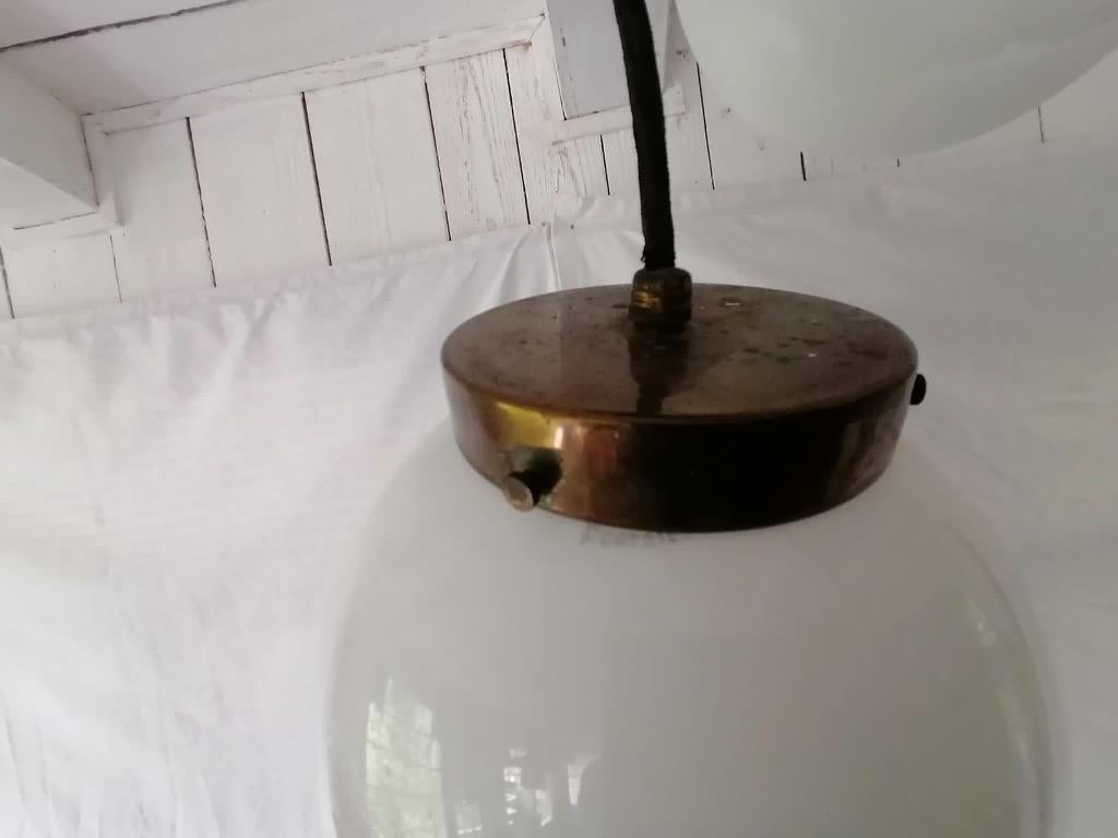 Laiton Lampe à suspension cascade en verre opalin du milieu du siècle dernier en vente