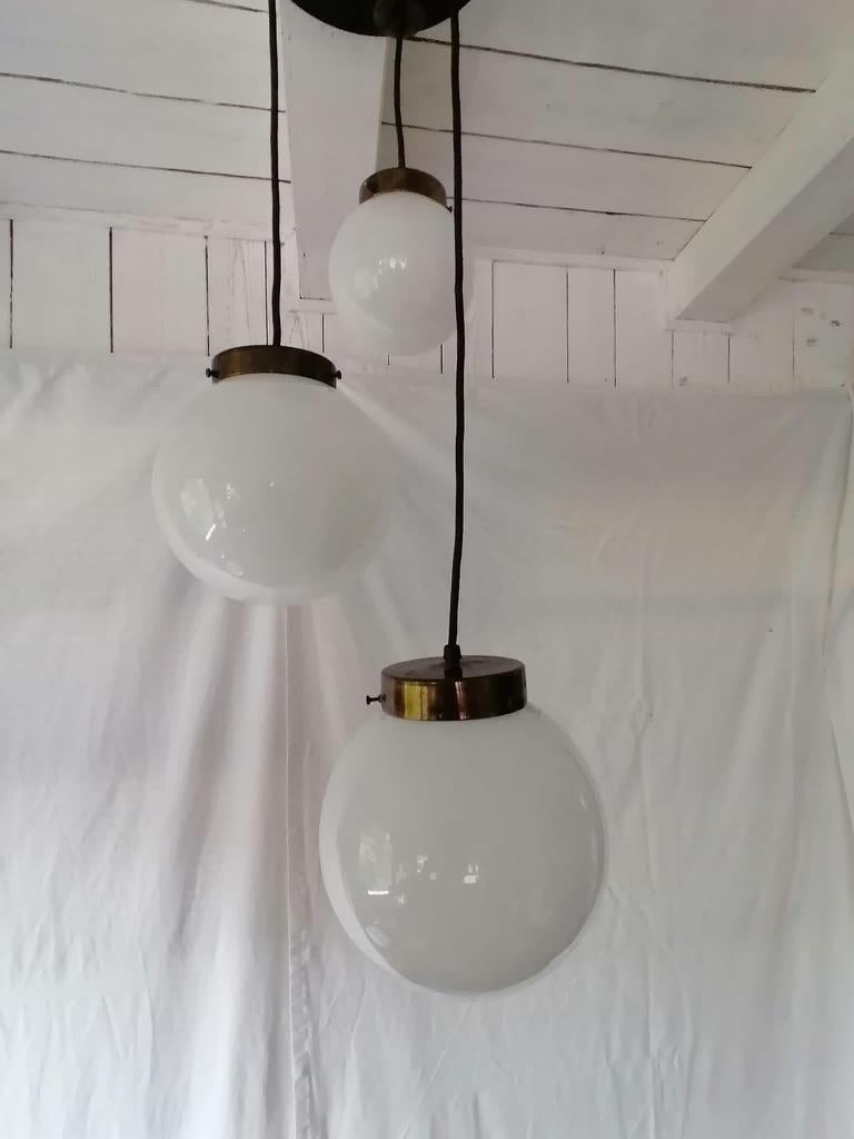 Lampe à suspension cascade en verre opalin du milieu du siècle dernier en vente 1