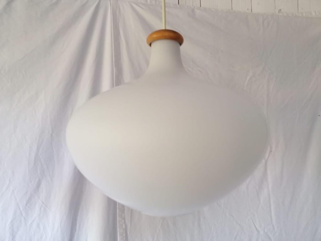 Mid-Century moderno Lampada a sospensione in vetro opalino del Medioevo di Uluv in vendita