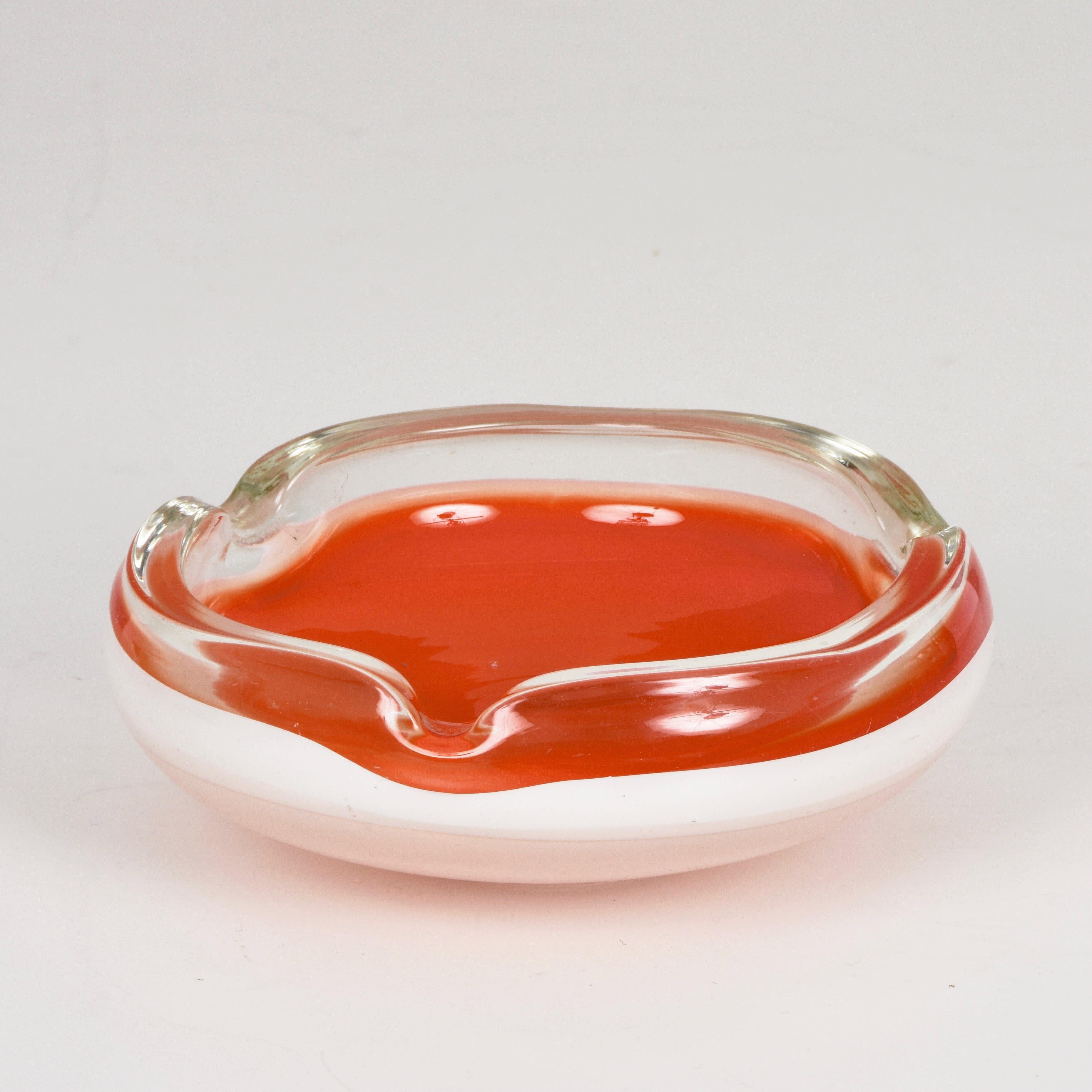 Mid-Century Modern Bol ou cendrier italien en verre de Murano orange et blanc du milieu du siècle, années 1960 en vente