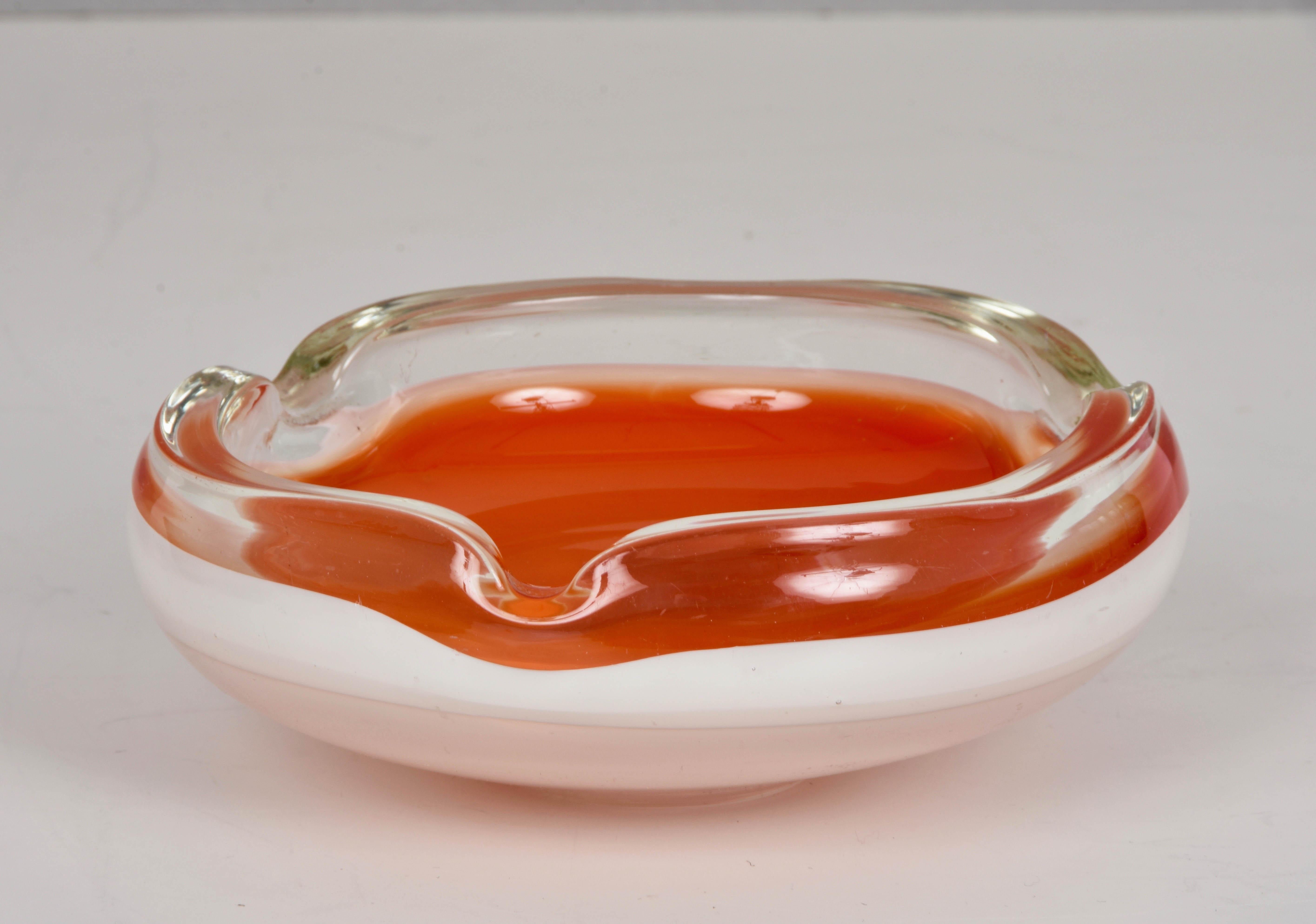 20ième siècle Bol ou cendrier italien en verre de Murano orange et blanc du milieu du siècle, années 1960 en vente