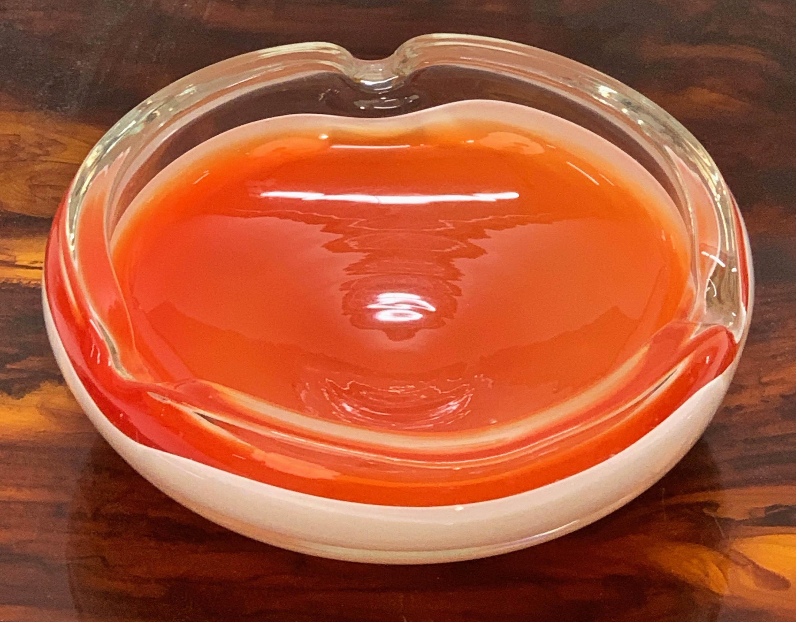 Verre Bol ou cendrier italien en verre de Murano orange et blanc du milieu du siècle, années 1960 en vente