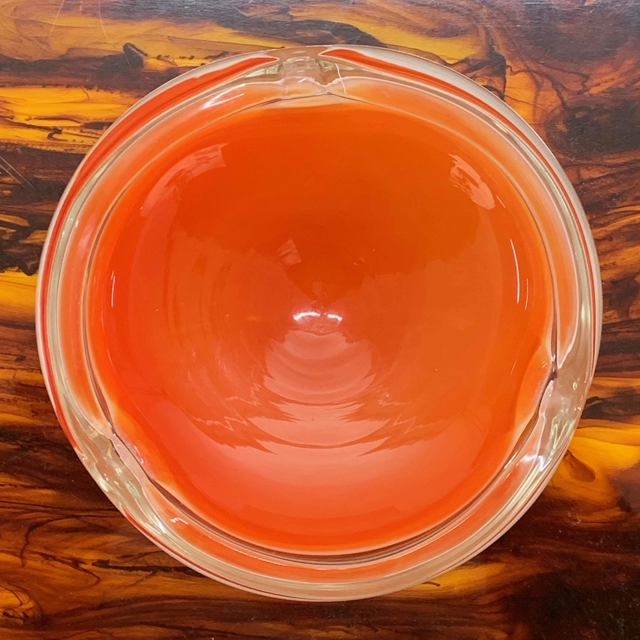 Italienische Schale oder Aschenbecher aus orangefarbenem und weißem Muranoglas aus der Jahrhundertmitte, 1960er Jahre (20. Jahrhundert) im Angebot