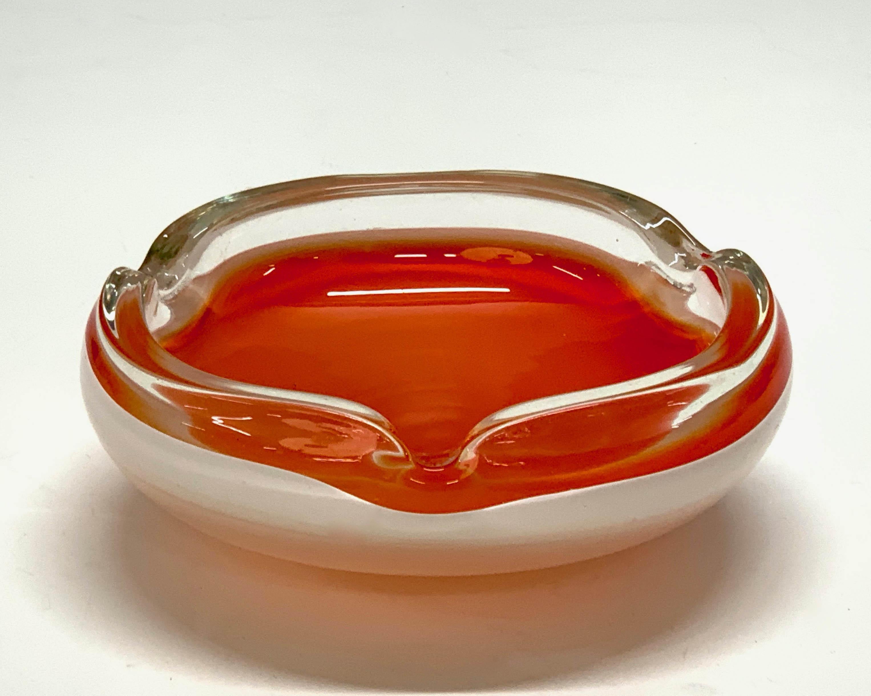 Italienische Schale oder Aschenbecher aus orangefarbenem und weißem Muranoglas aus der Jahrhundertmitte, 1960er Jahre im Angebot 1