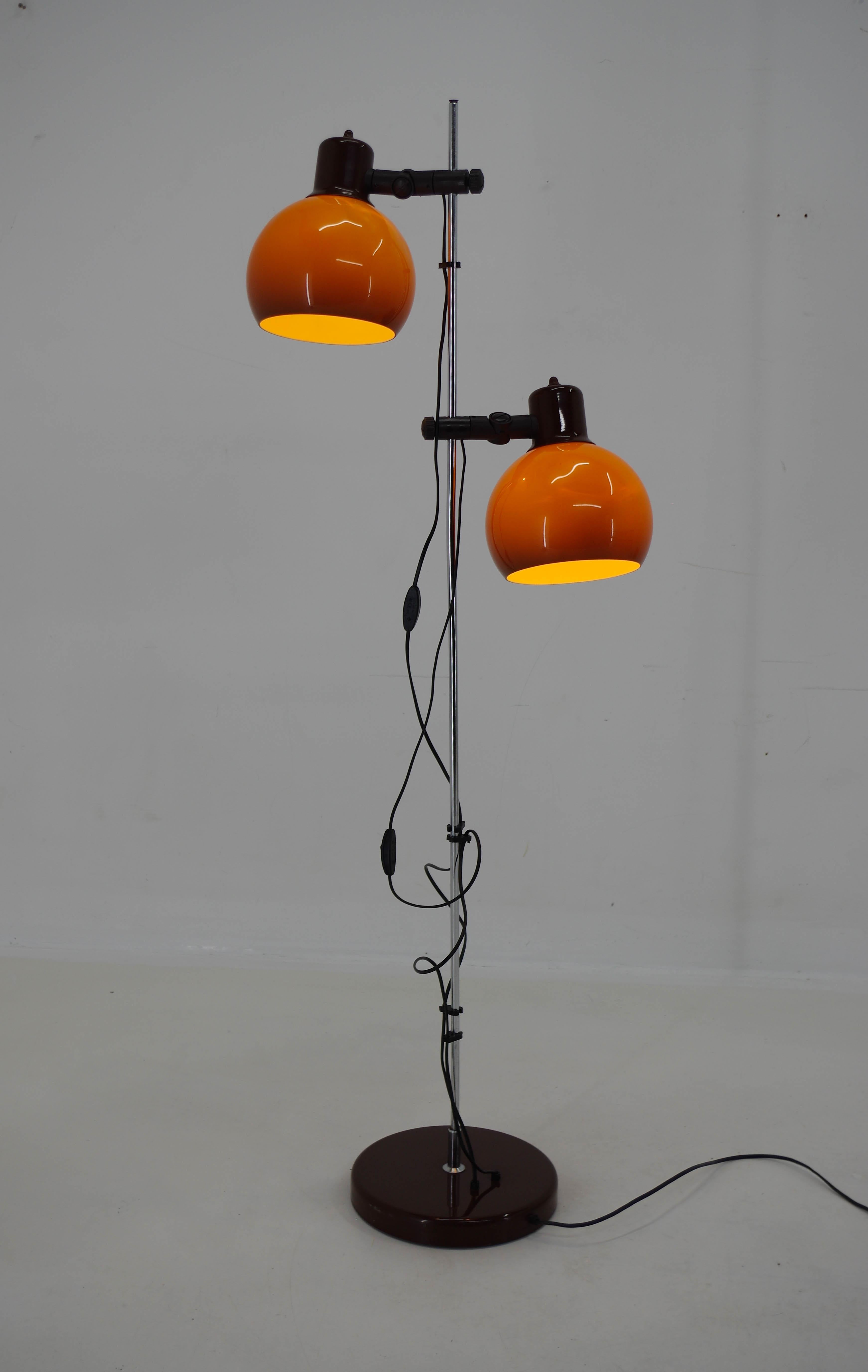 Floor lamp with adjustable orange plastic shades.
Made in Hungary in 1970s.
Very good original condition.
2x40W, E25-E27 bulbs
US plug adapter included.