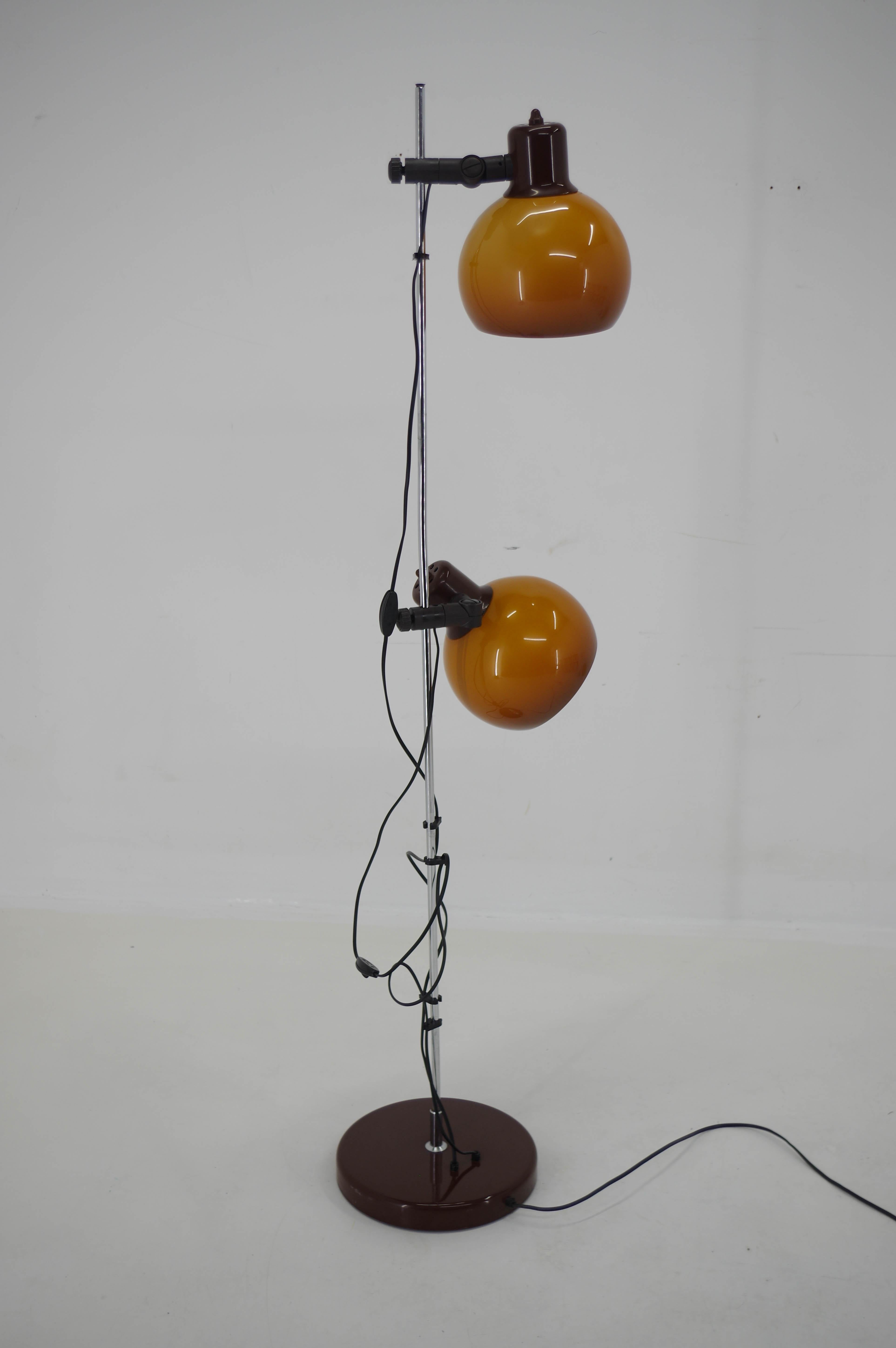 Orangefarbene Stehlampe aus der Mitte des Jahrhunderts, Ungarn, 1970er Jahre (Ende des 20. Jahrhunderts)