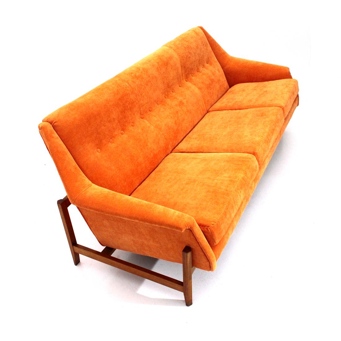 Three-seat sofa of Italian manufacture produced in the 1960s.
Wooden base.
Wooden structure padded and lined with new orange velvet fabric.
Seat with three pillows.
Stitched back with buttons.
Good general condition, some marks on the wooden