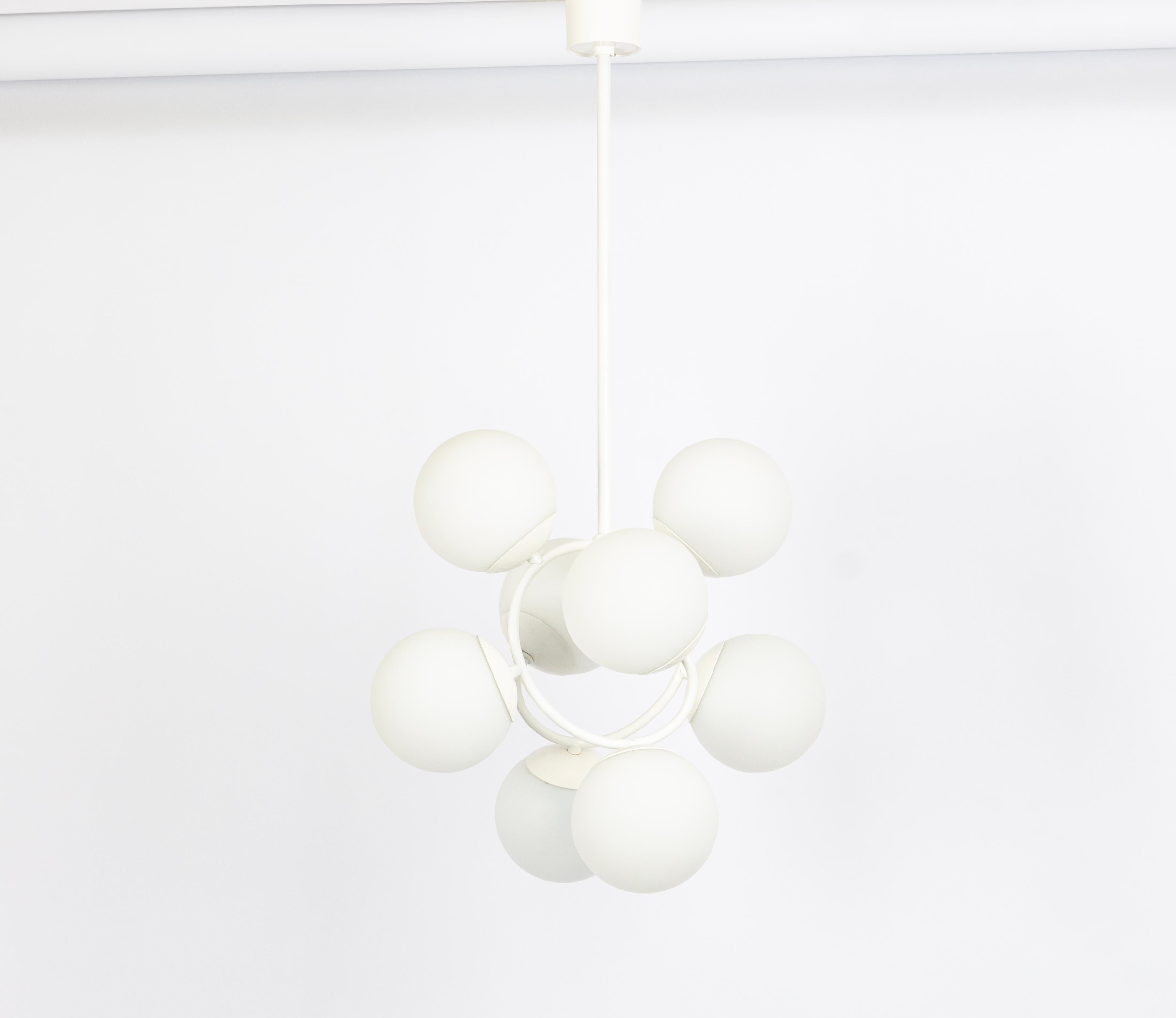 Pendente vintage di metà secolo di Kaiser Leuchten, Germania, con 8 sfere di vetro opalino.
Di alta qualità e in ottime condizioni. Pulito, ben cablato e pronto all'uso. 

L'apparecchio richiede 8 lampadine standard E27 da 60W max ciascuna.
Le