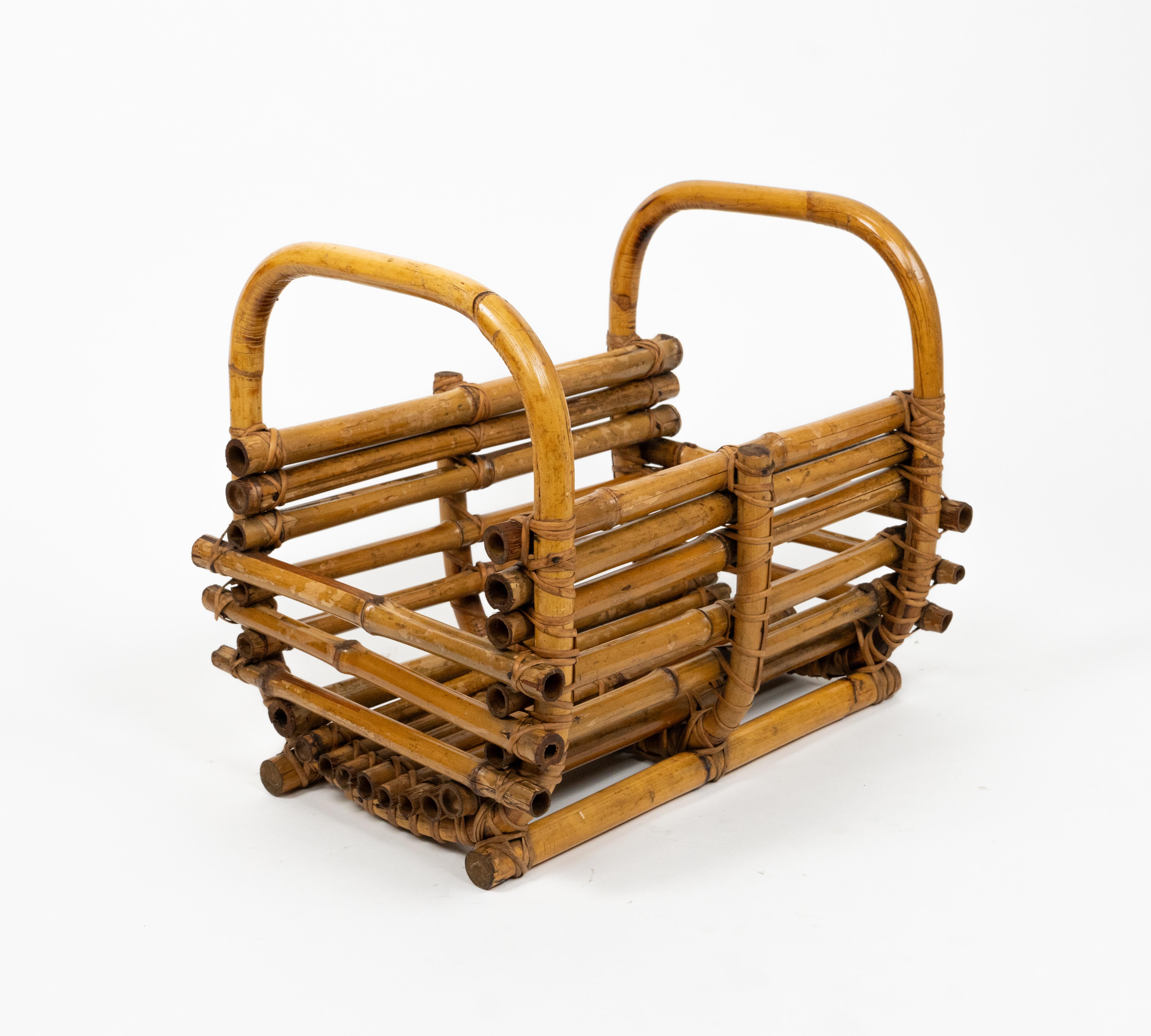 Midcentury organic large beautiful hand-crafted basket or magazine rack in cane bamboo and rattan.

Made in Italy in the 1960s.