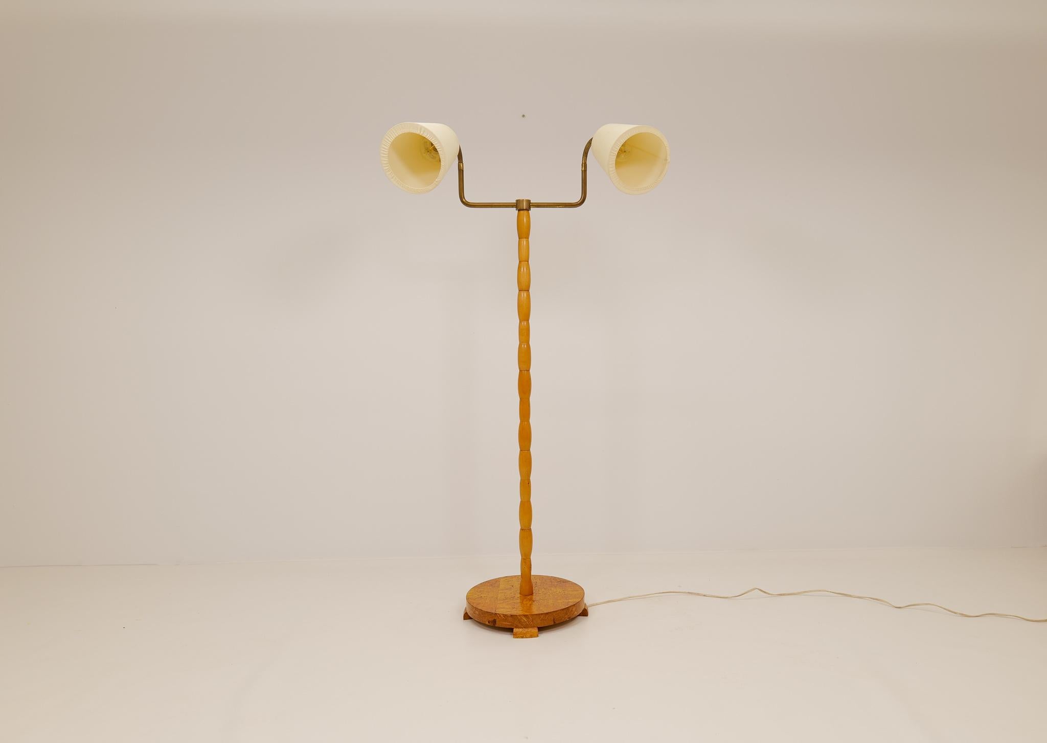 Nice looking organic floor lamp with a base in curly birch and the rod in lacquered birch with the top in brass. The lamp can be rotated, and the shades are adjustable. 

Goo vintage condition. 

Dimensions: H 145 cm W 70cm Base 35 cm.
   