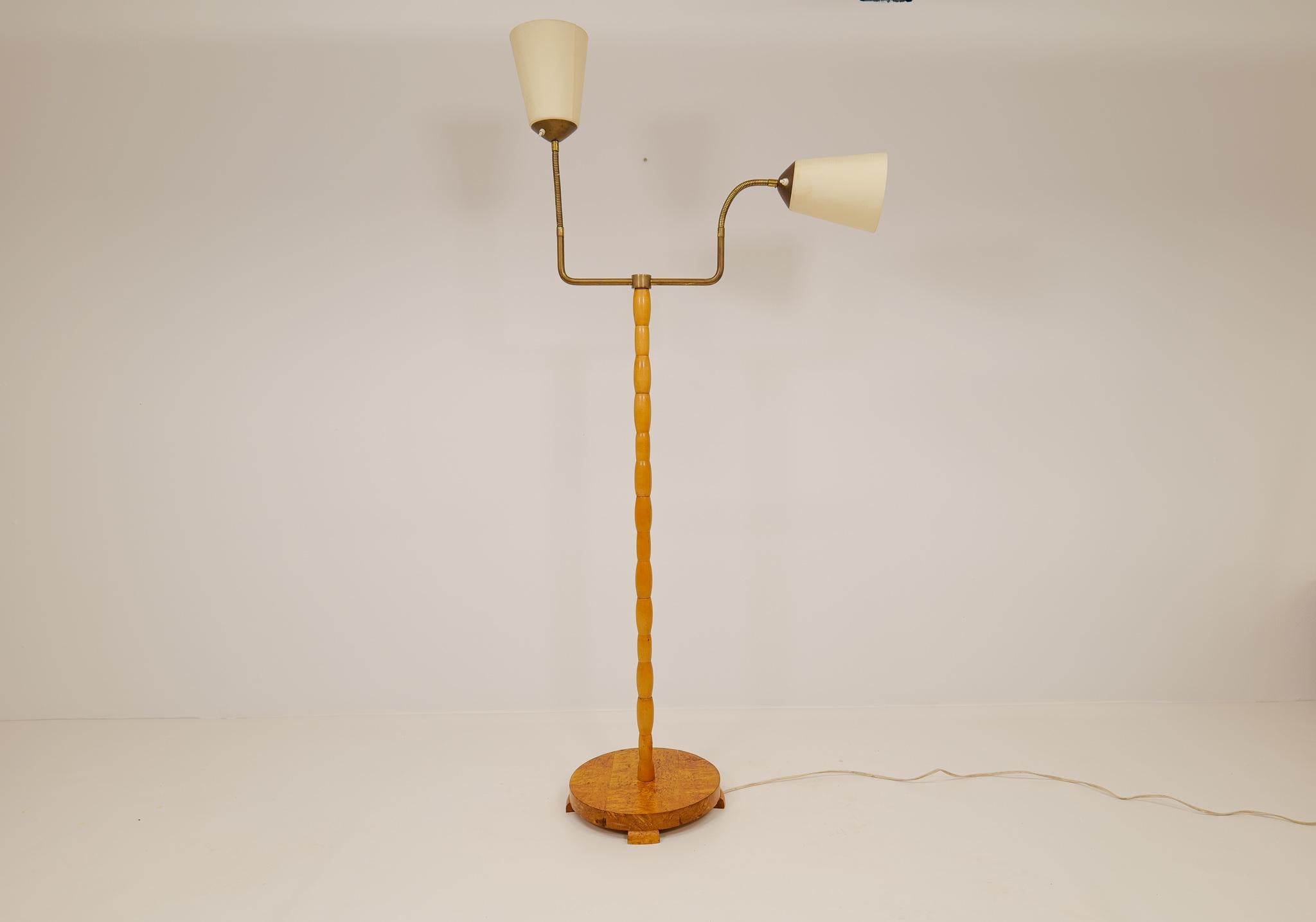 Swedish Midcentury Organic Floor Lamp in Birch and Brass Sweden, 1950s For Sale
