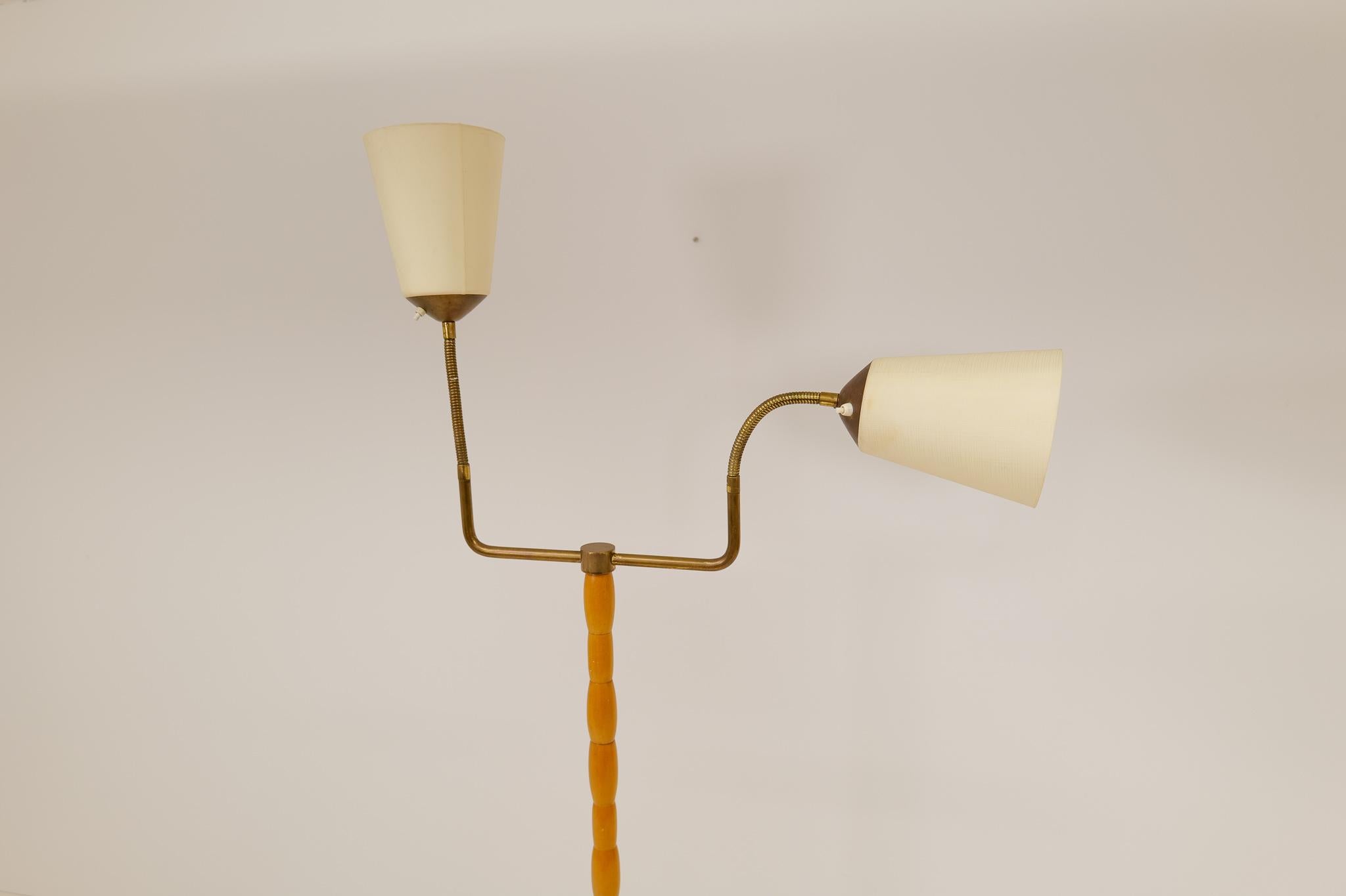 Midcentury Organic Floor Lamp in Birch and Brass Sweden, 1950s In Good Condition For Sale In Hillringsberg, SE