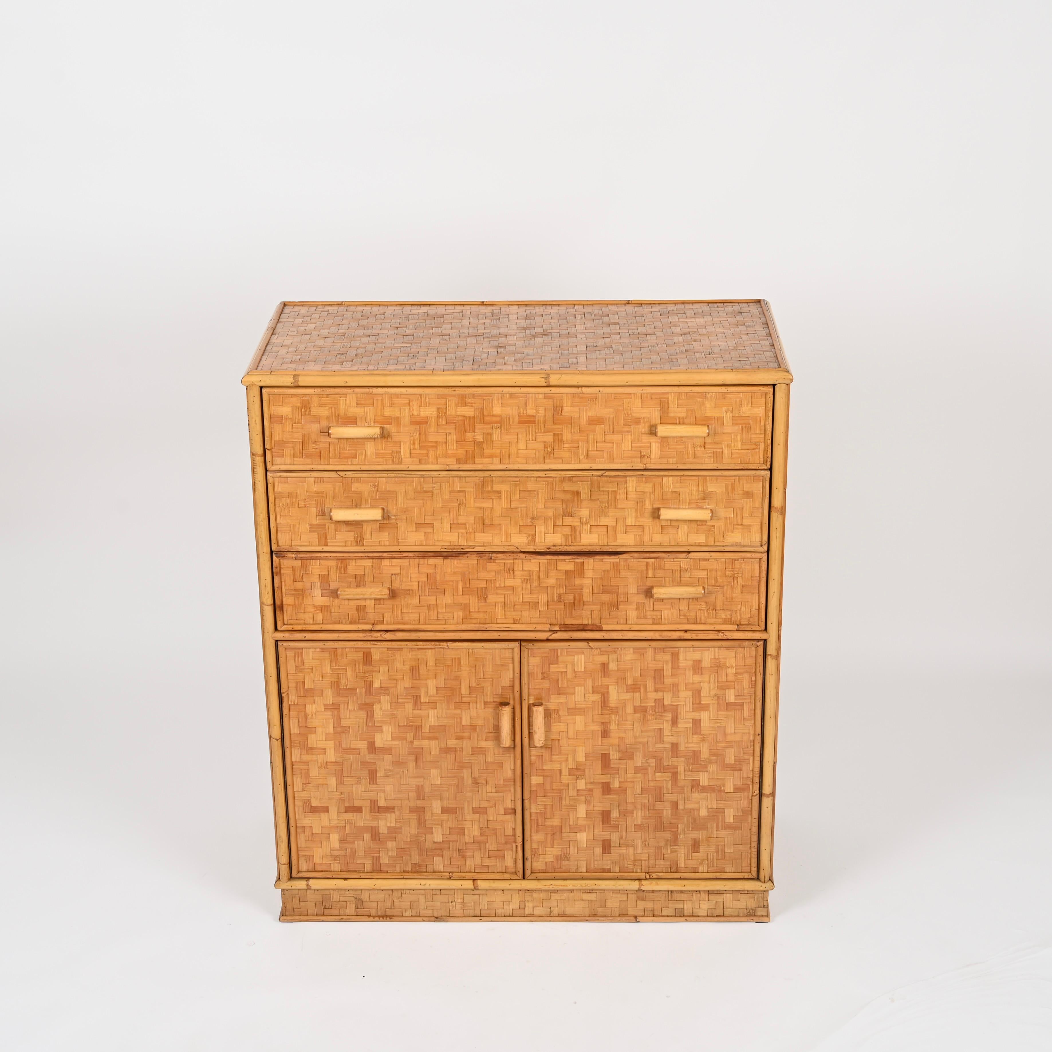 Cassettiera organica italiana di metà secolo in rattan e bambù, anni '70 in vendita 2