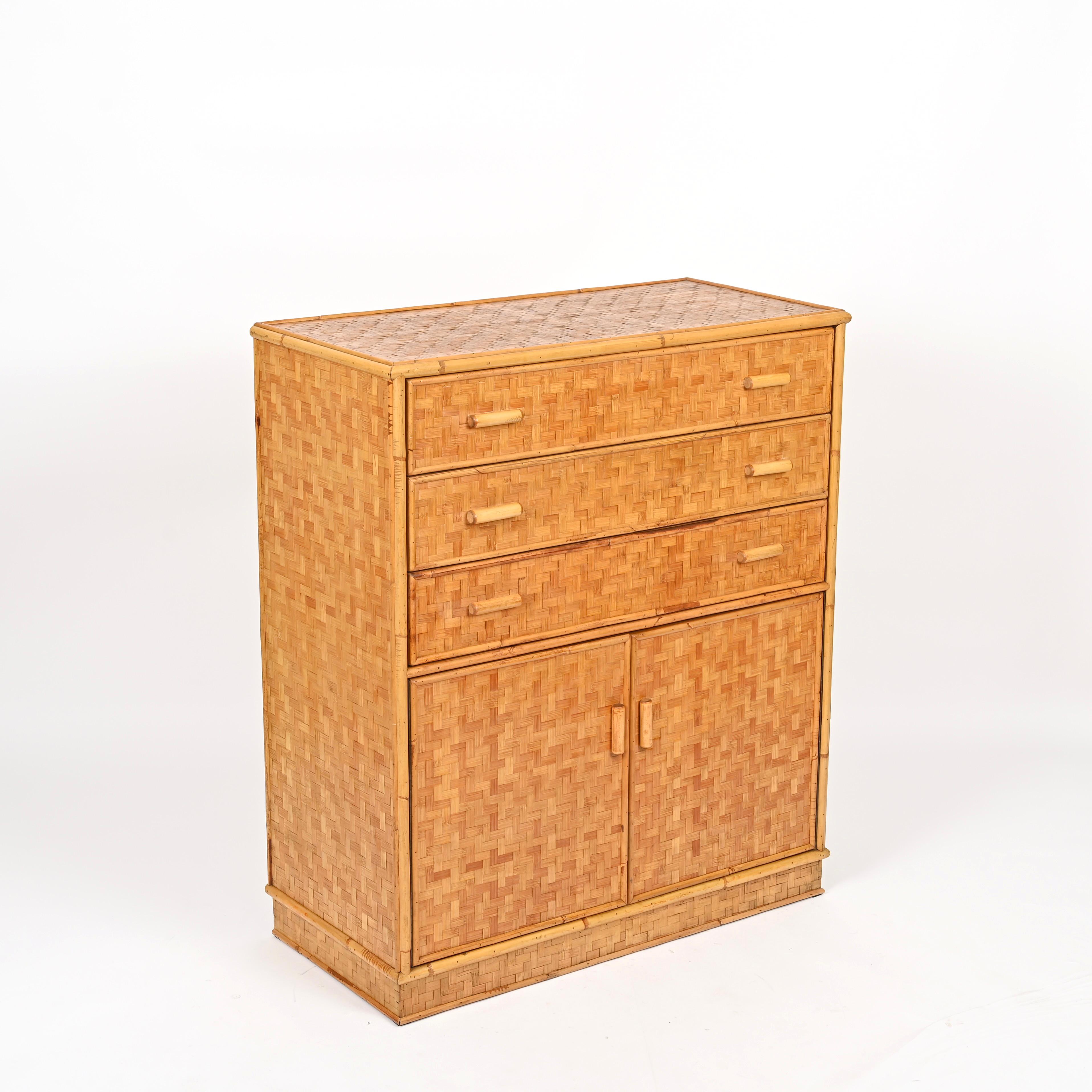 Cassettiera organica italiana di metà secolo in rattan e bambù, anni '70 in vendita 4