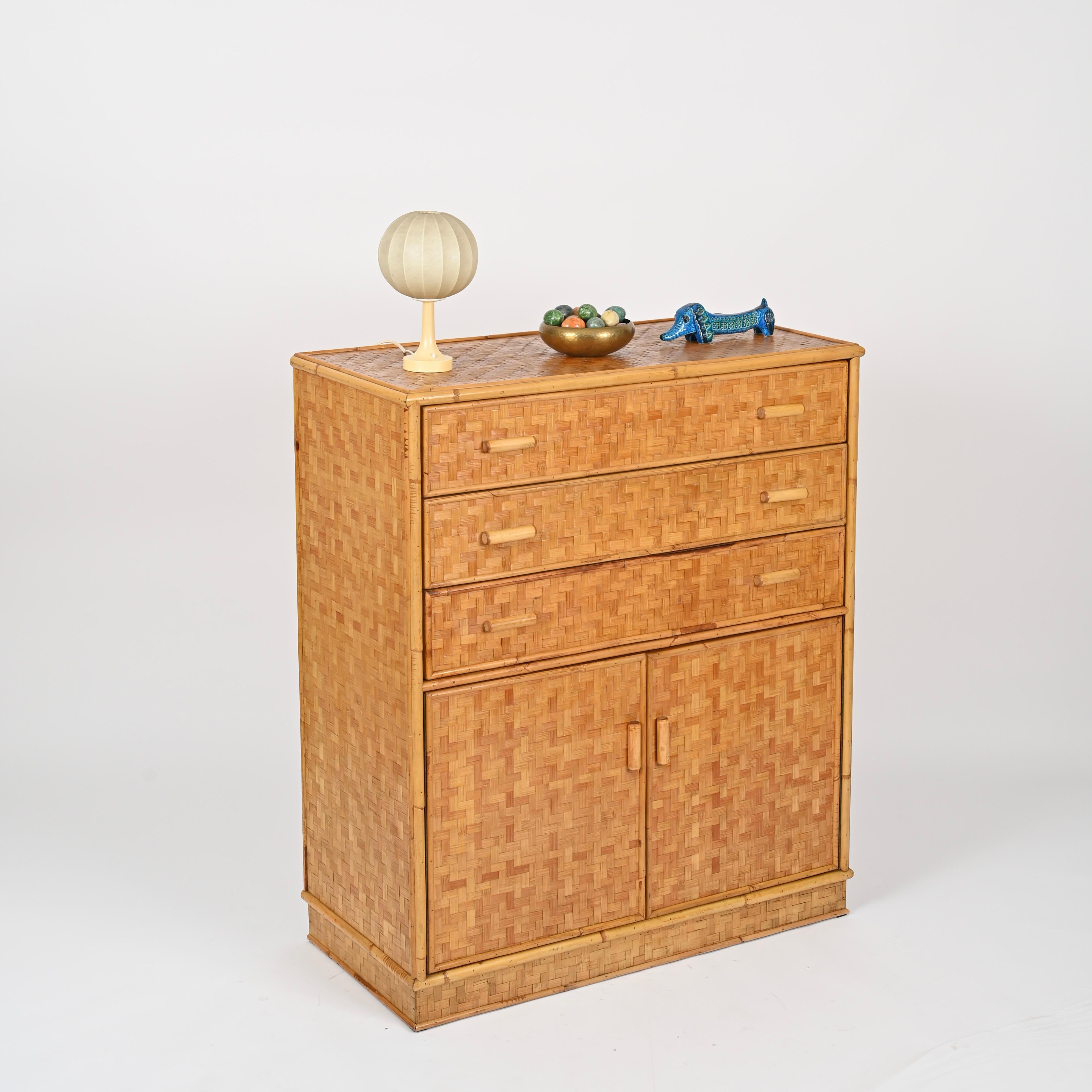 Cassettiera organica italiana di metà secolo in rattan e bambù, anni '70 in vendita 6