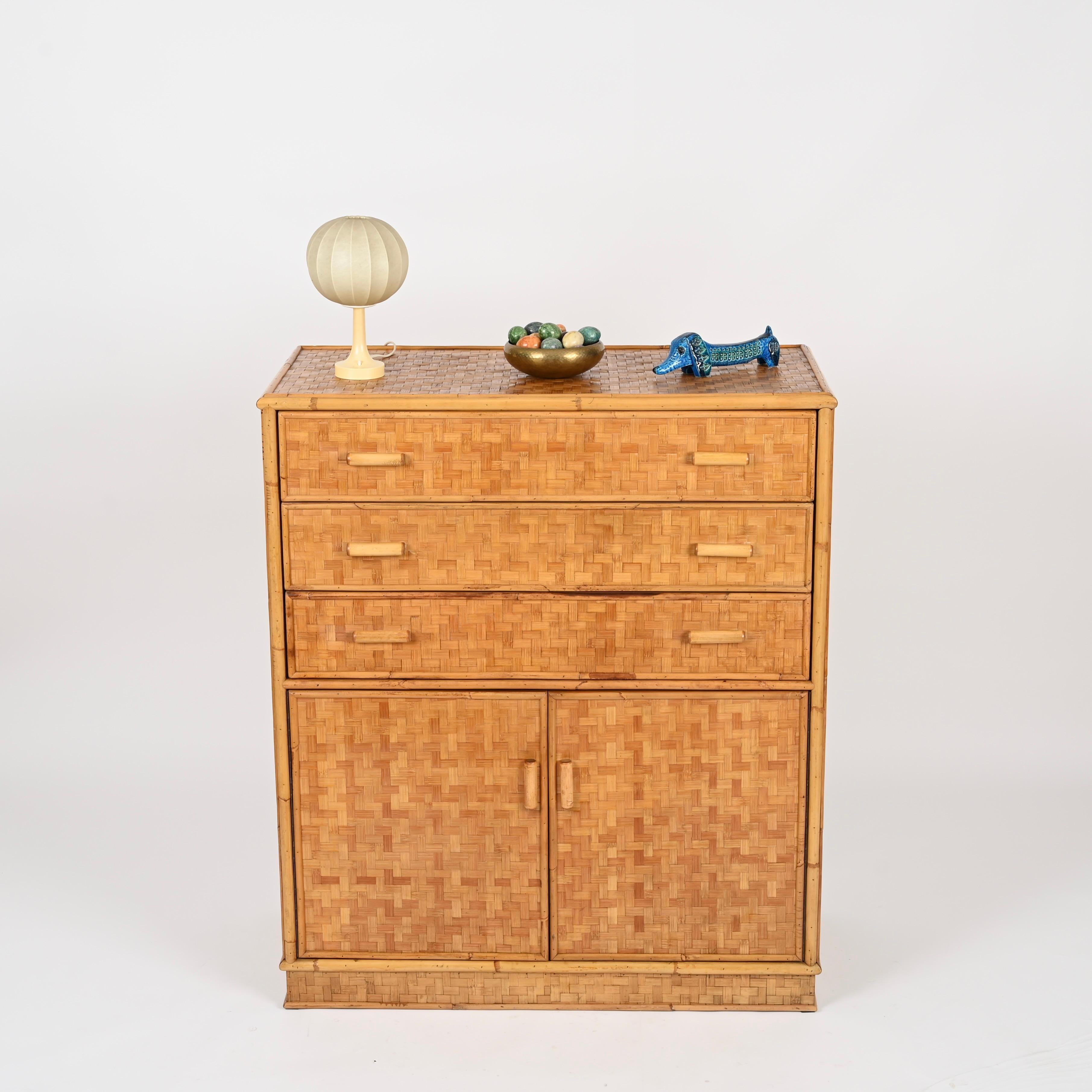 Splendida cassettiera e mobile della Costa Azzurra di metà secolo, completamente realizzata in rattan e bambù. Questa elegante cassettiera biologica è stata realizzata in Italia negli anni '70.

In condizioni favolose e con uno splendido colore