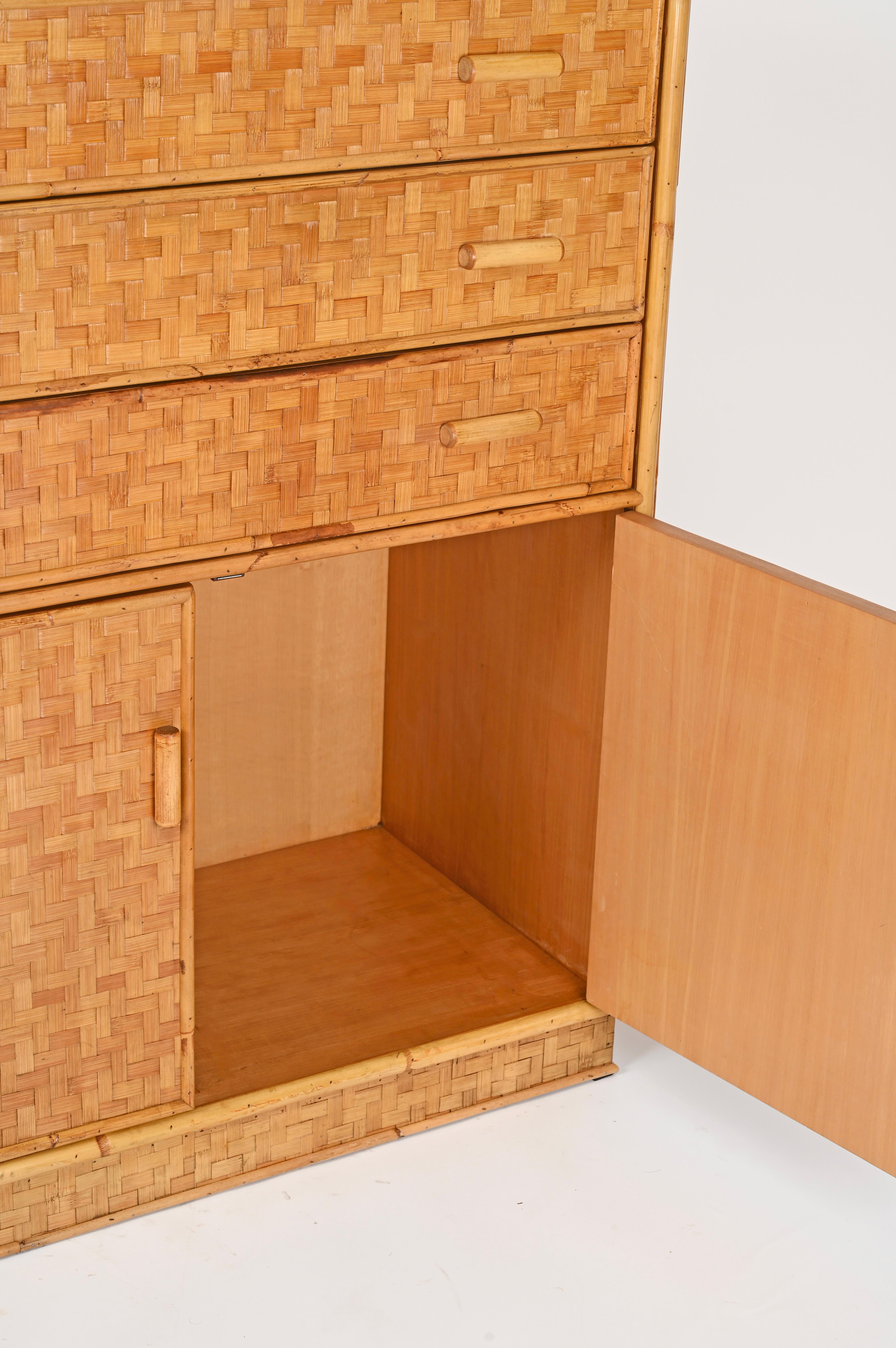 Fatto a mano Cassettiera organica italiana di metà secolo in rattan e bambù, anni '70 in vendita