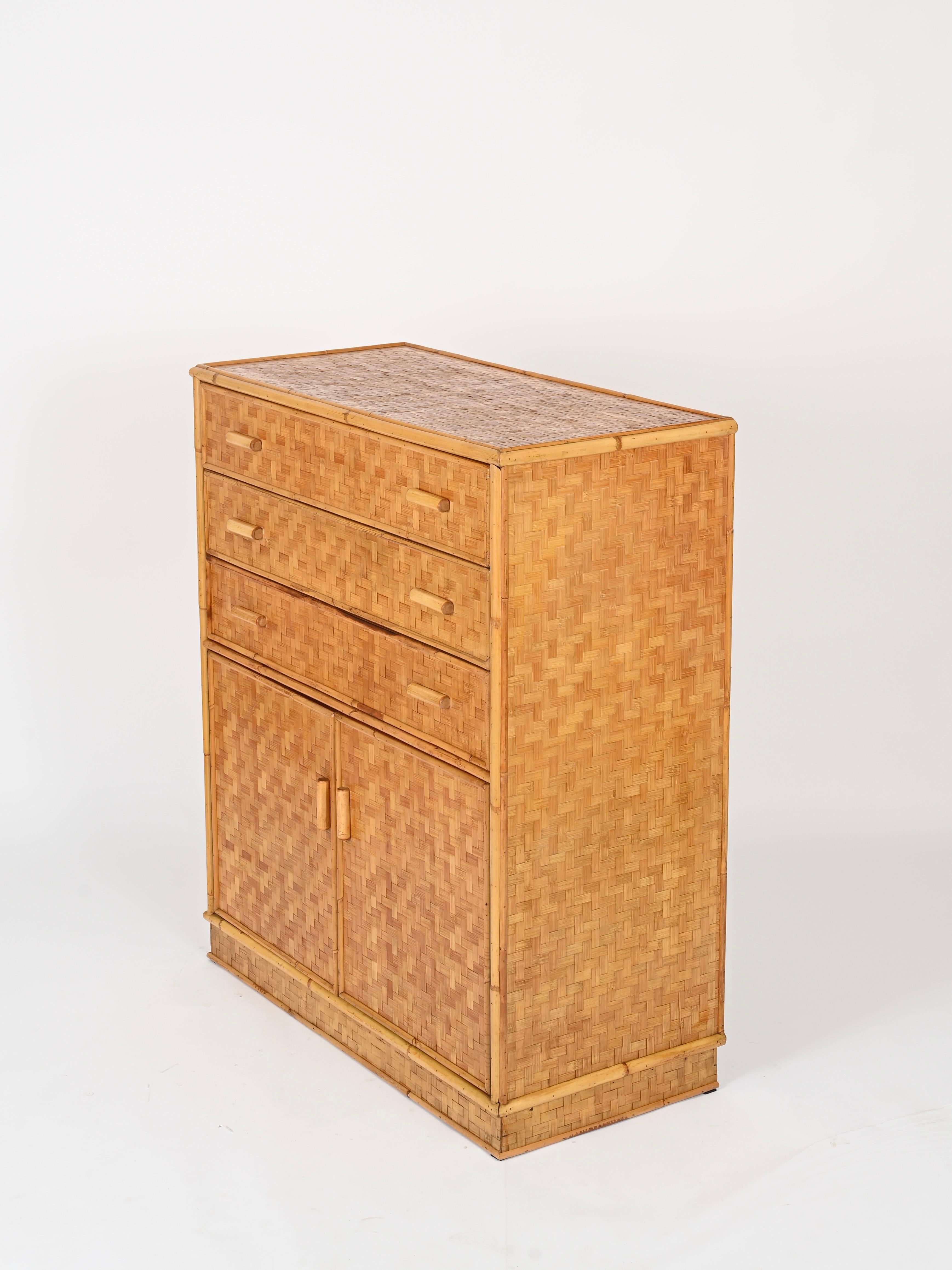 Cassettiera organica italiana di metà secolo in rattan e bambù, anni '70 in vendita 1