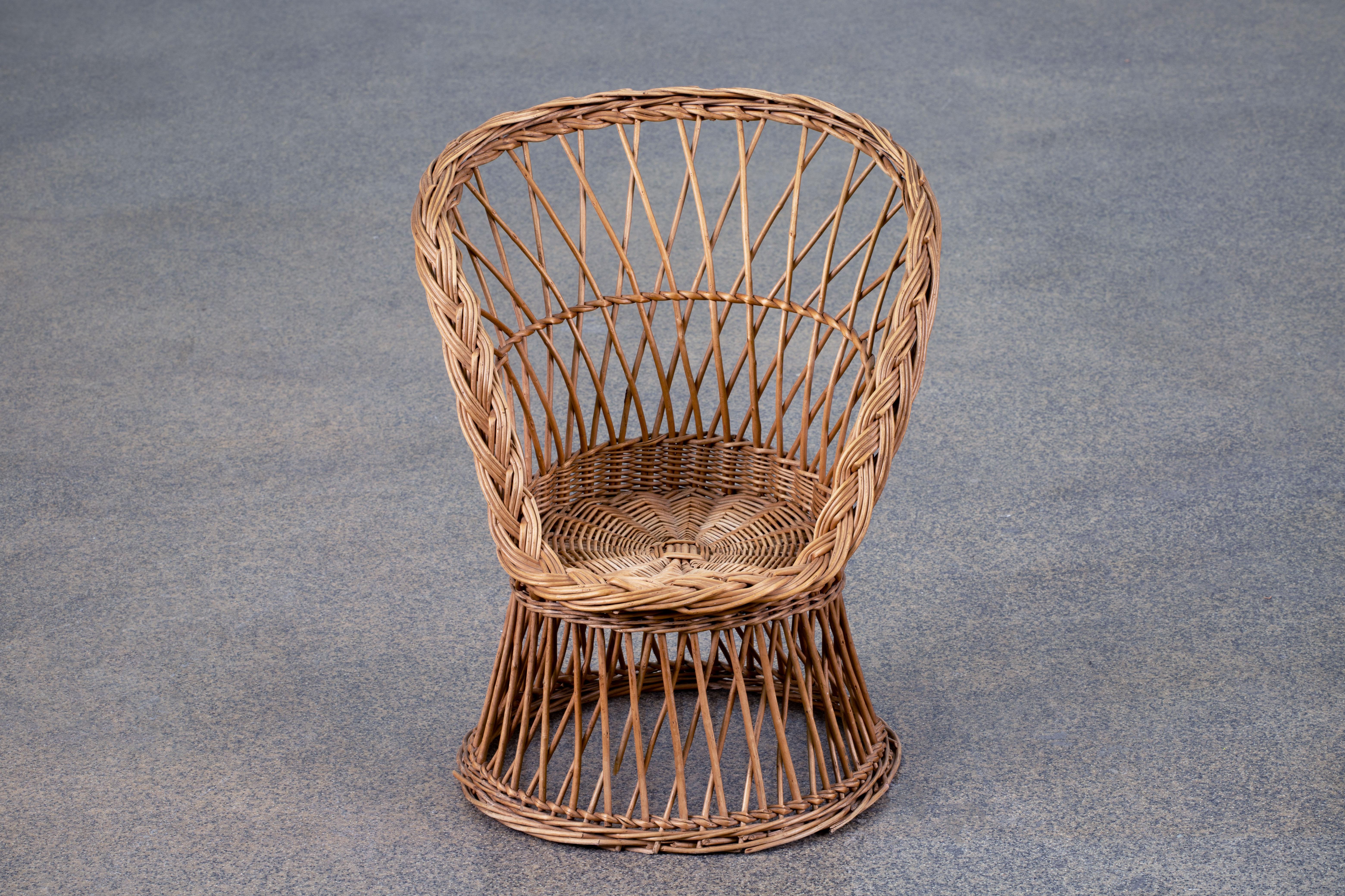 French Riviera Organic Handcrafted Children rattan chair, 1960s, France.

Super chic children's chair, to be placed anywhere the kids hang out so they can have their own space. Lovely condition, new leather seat.

In the style of Franco Albini,