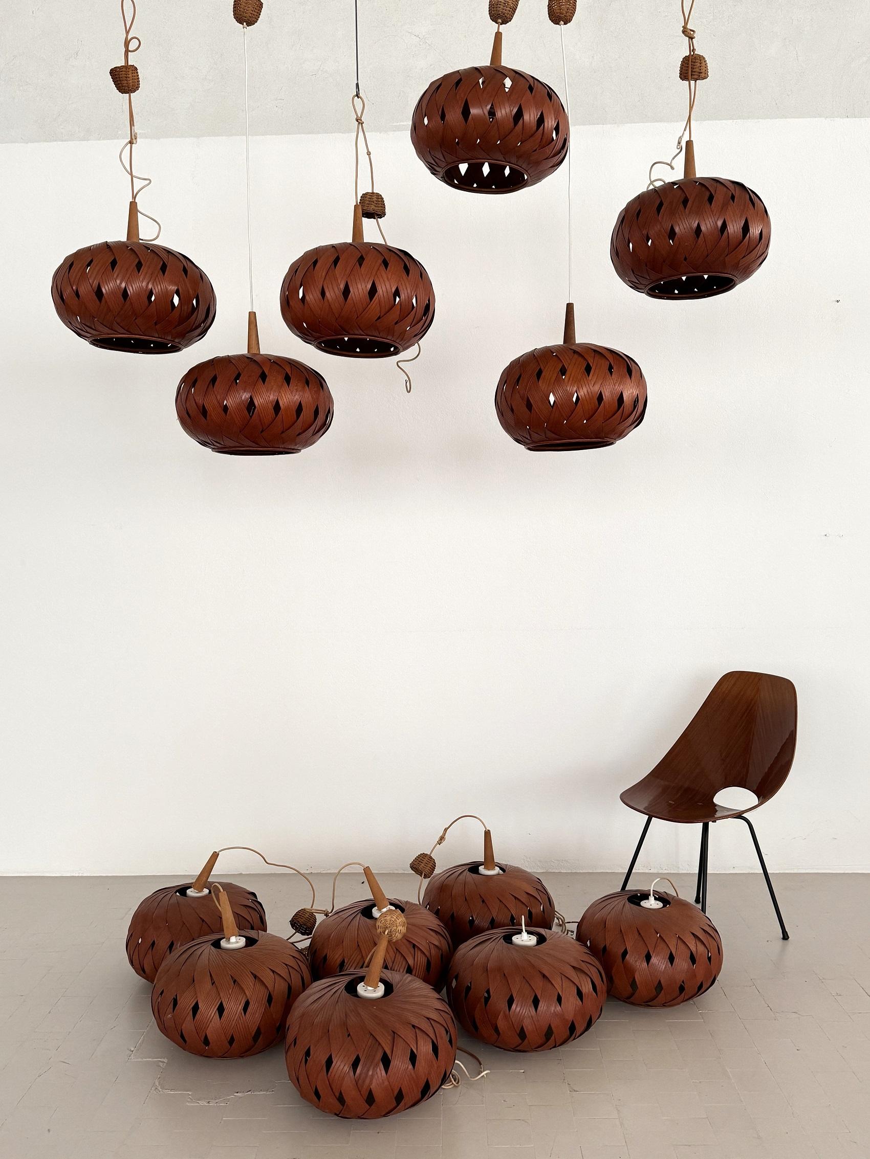 Suédois Lampe à suspension suédoise en placage de pin organique et osier, années 1960 en vente