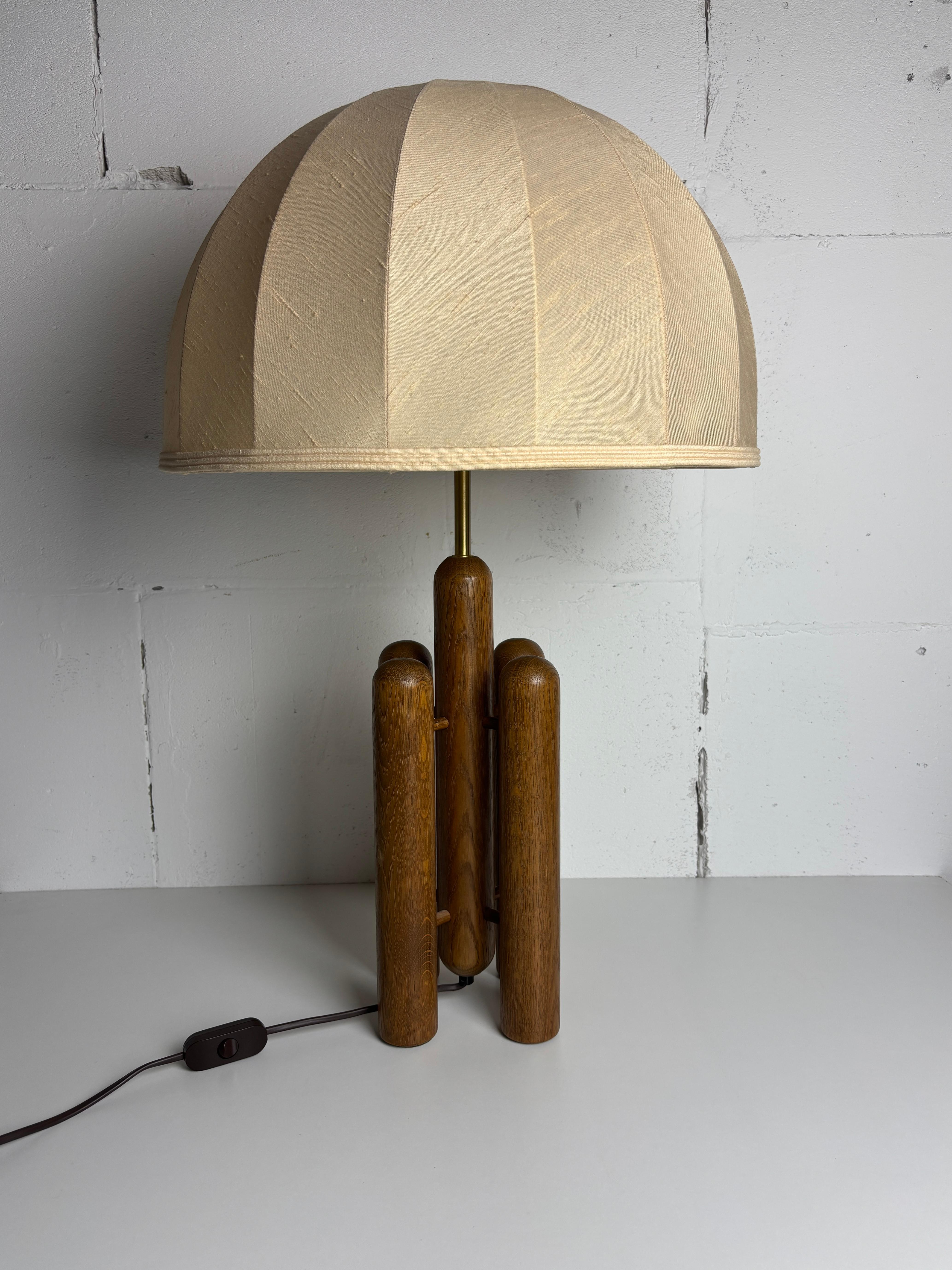 Atemberaubende und völlig originelle skulpturale große ( 71 cm ) Tischlampe des schweizerisch-deutschen Herstellers Temde Leuchten, Modell 5590. Es ist äußerst schwierig, diese mit den originalen großen Pilzschirmen zu finden. Die Lampe ist in