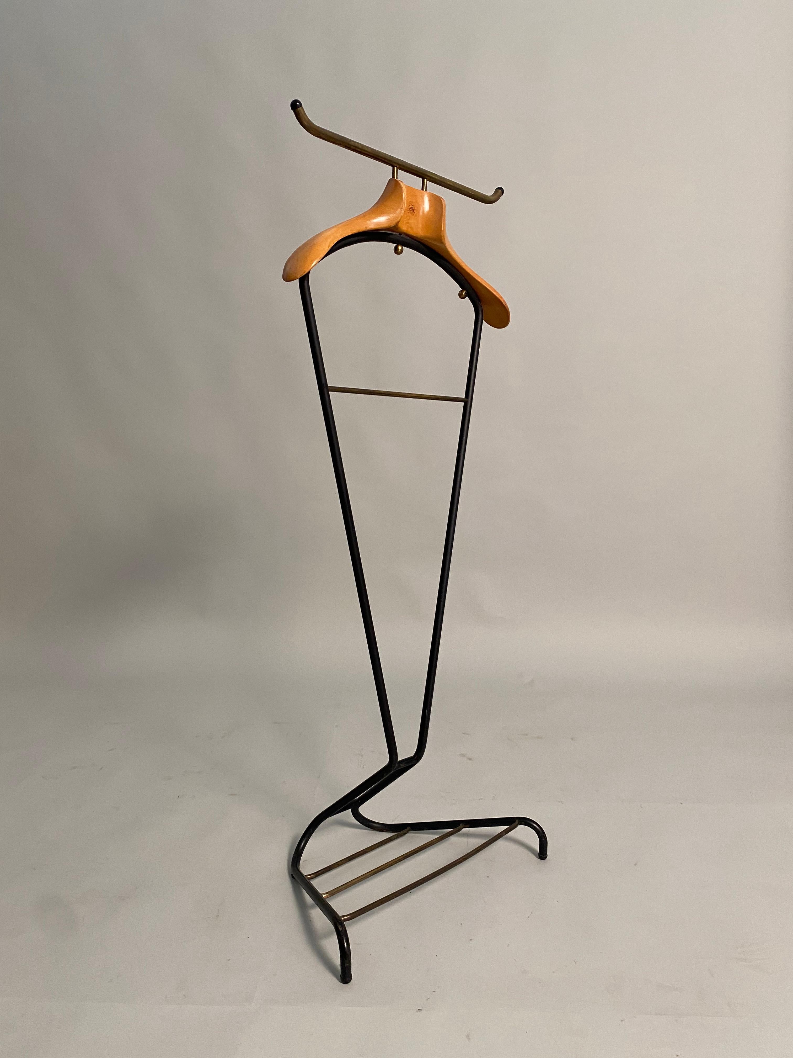 Rare and very elegant Mid-Century Organic coat stand, made for the Fratelli Reguitti company on a probable design by Ico Parisi, who worked permanently for the company. The work, in brass wood and painted metal, features the brand name of the famous