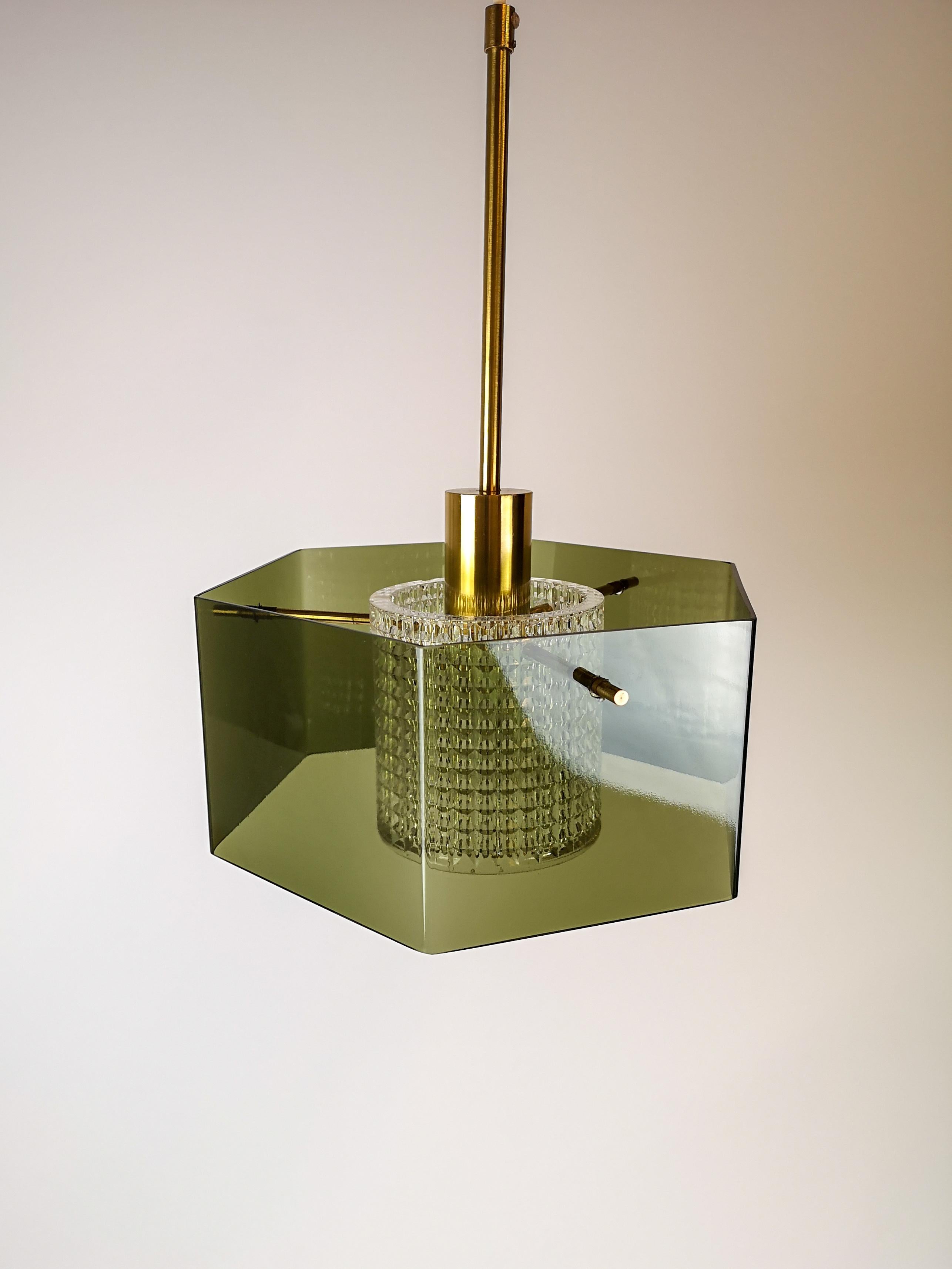 Well-made ceiling light with hand blown green glass. Nice details of brass and clear crystal glass cylinder.
Designed by Carl Fagerlund and manufactured by Orrefors circa 1960s-1970s.

The lamp is in very good vintage condition with minor wear