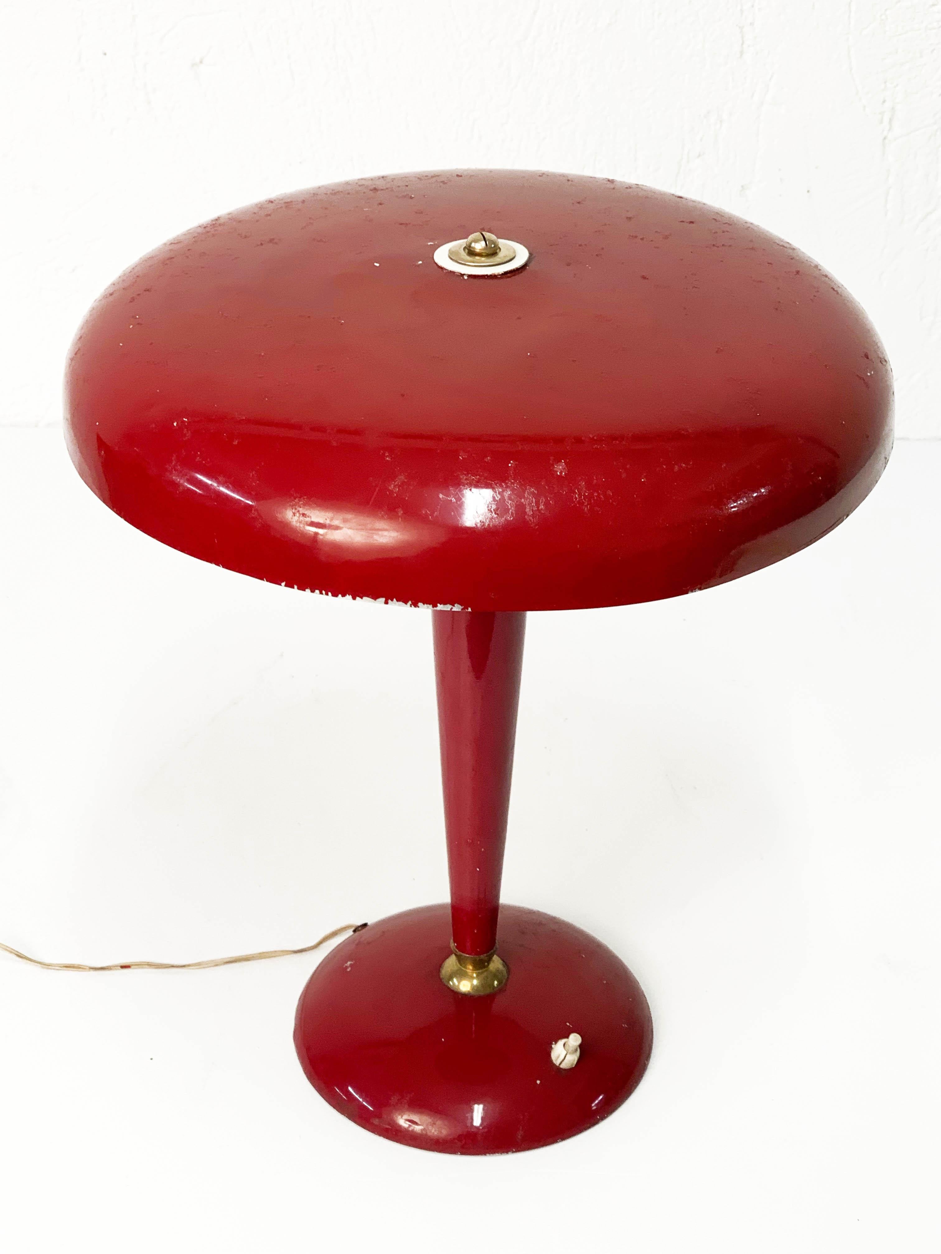 Italian table lamp red by Oscar Torlasco, produced in Italy during 1950s.

This bright red and white item, is a wonderful example of a Classic Italian midcentury production.

A magnificent item, that will suit perfectly a midcentury living room