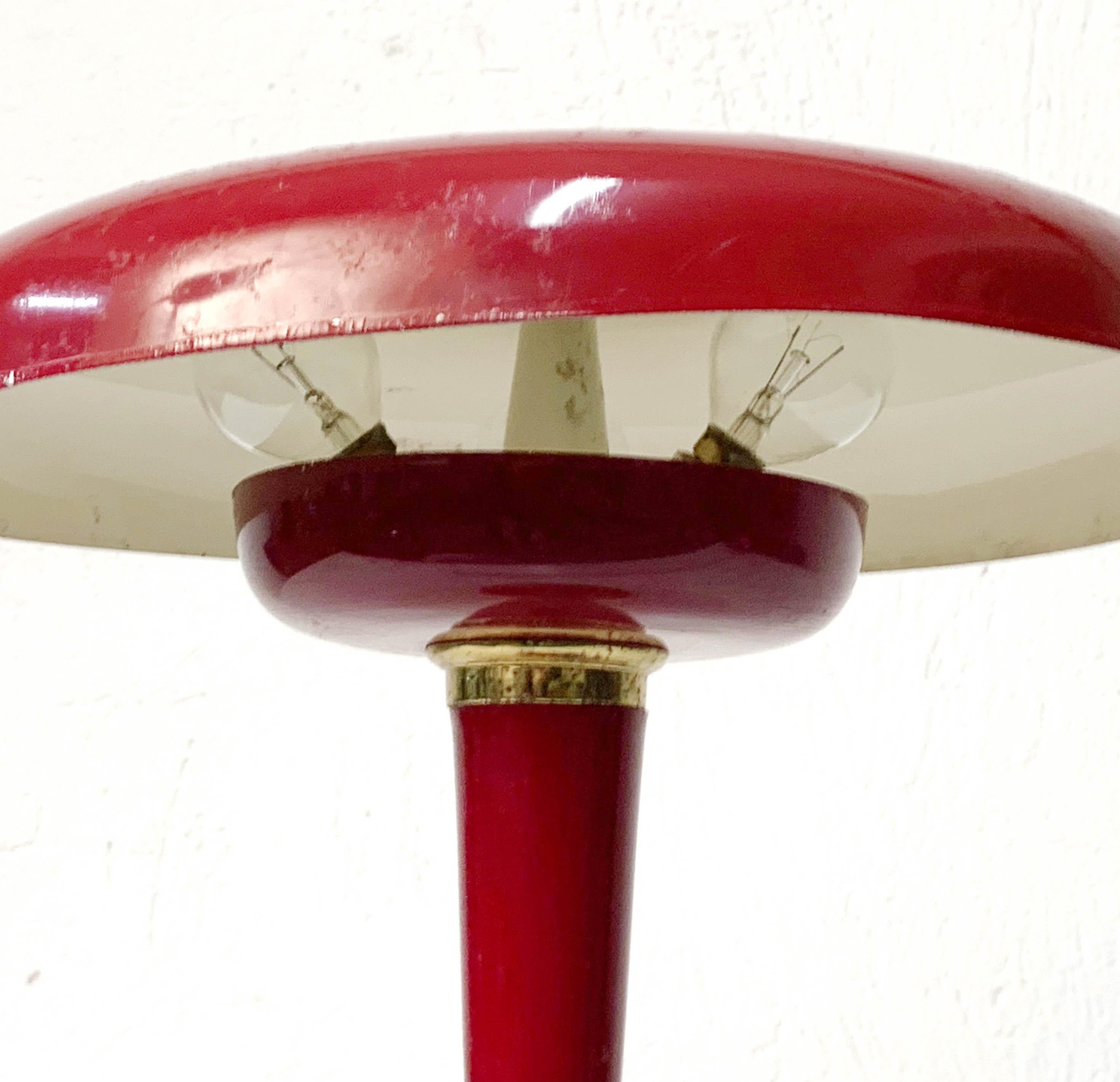 Midcentury Oscar Torlasco Red Aluminum and Brass Italian Table Lamp, 1950s In Good Condition For Sale In Roma, IT