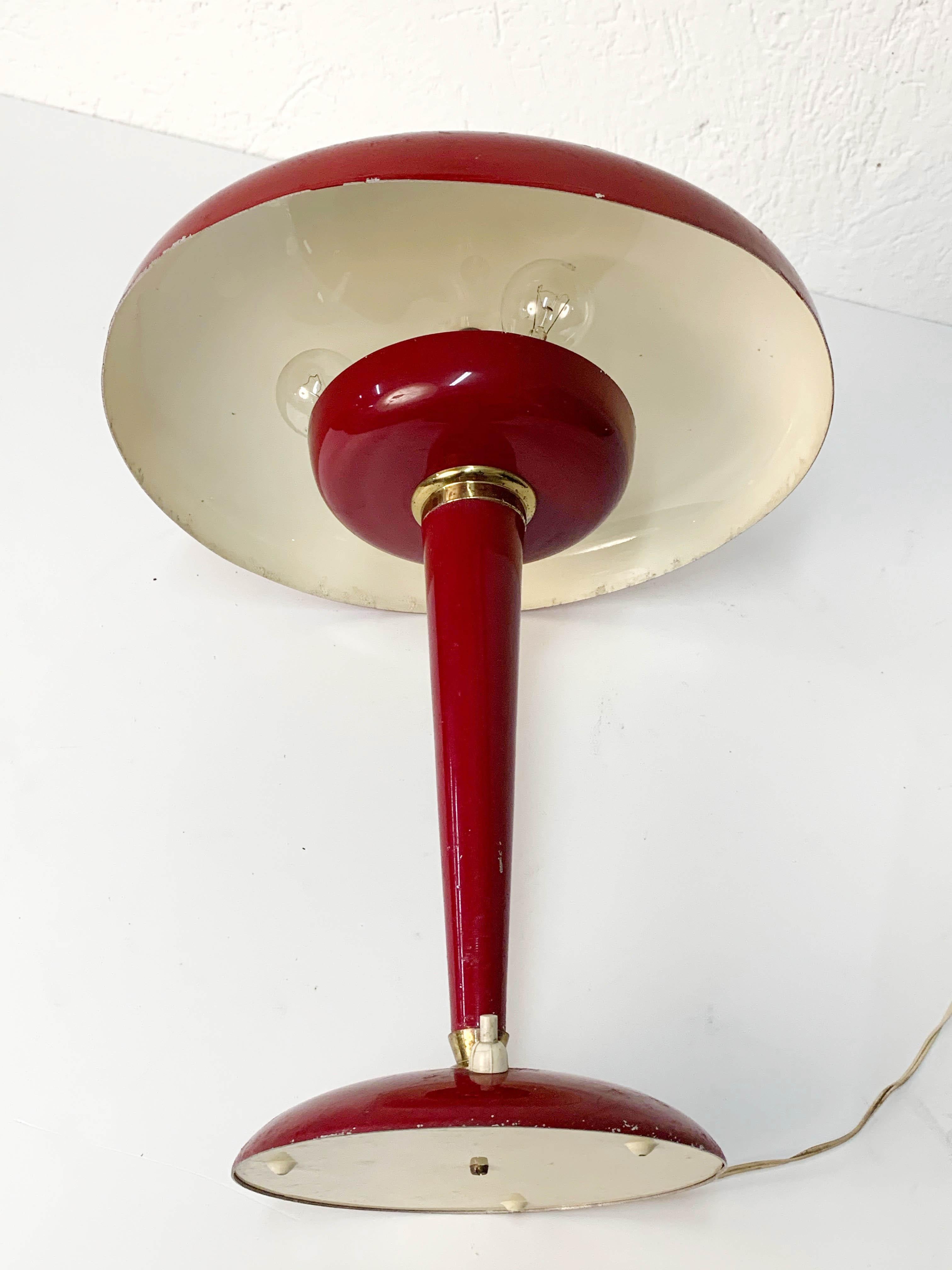 Metal Midcentury Oscar Torlasco Red Aluminum and Brass Italian Table Lamp, 1950s For Sale