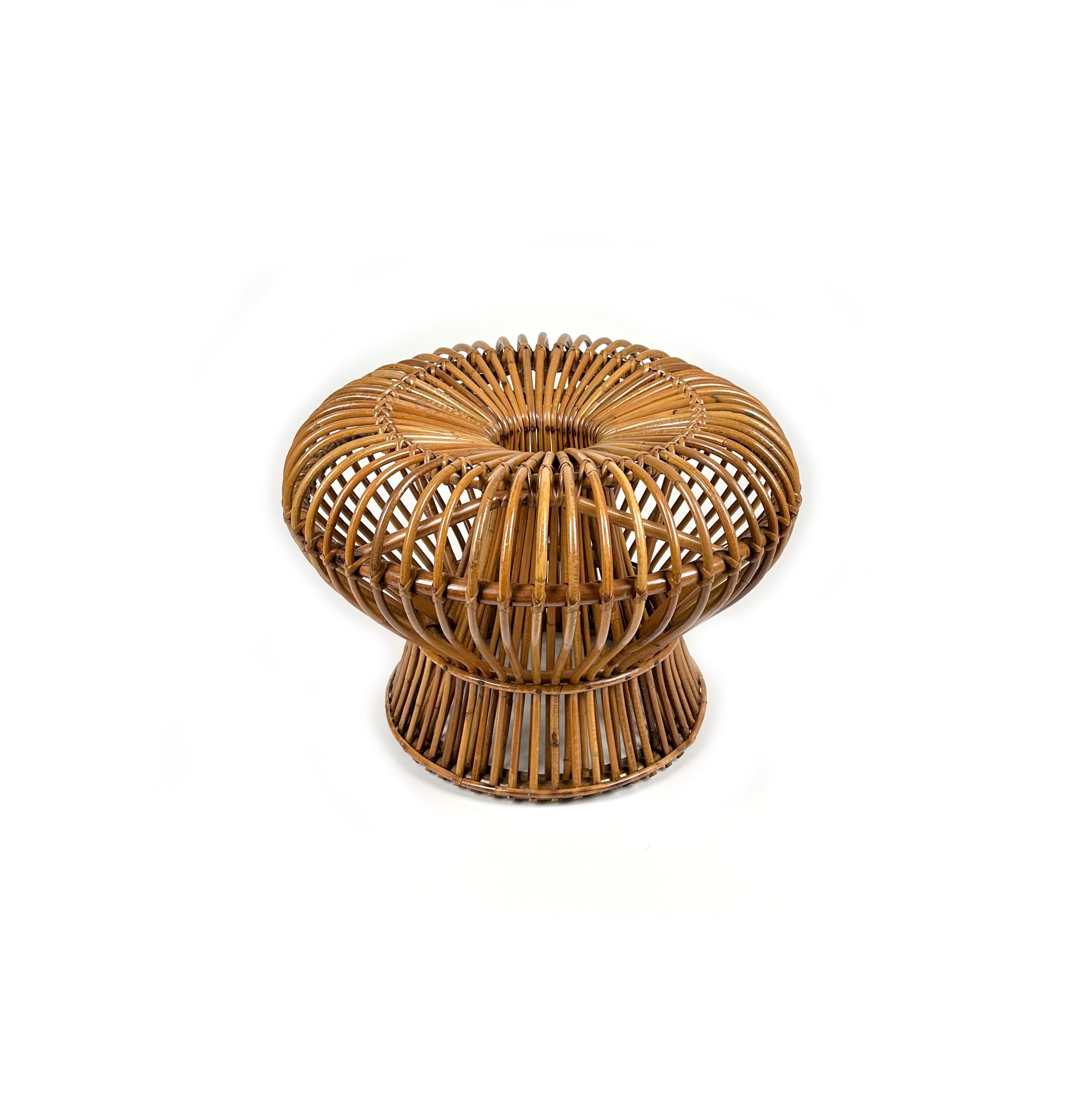 Etonnant ottoman / tabouret / pouf / table d'appoint du milieu du siècle dernier en bambou et rotin dans le style de Franco Albini.

Cette belle pièce est très bien fabriquée en rotin de haute qualité, ce qui lui confère une apparence vraiment