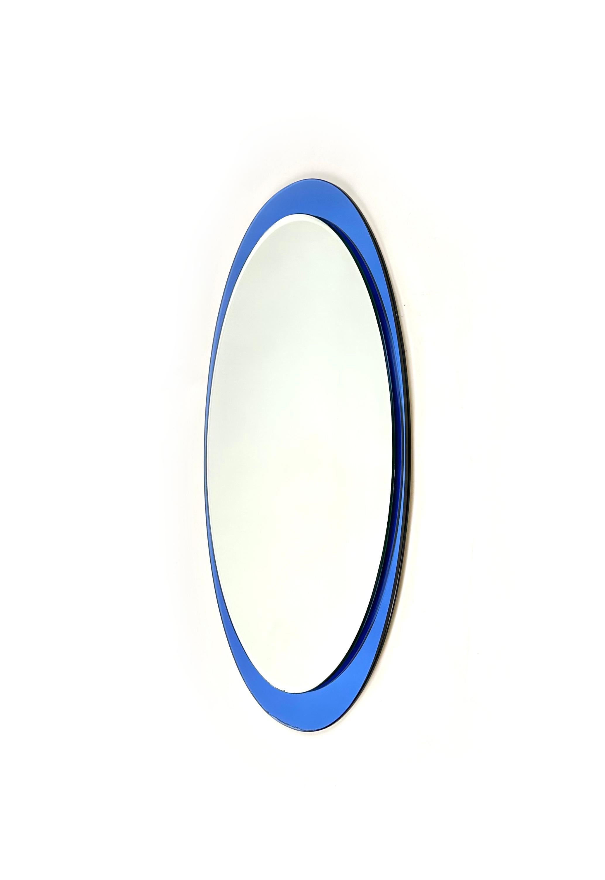 Mid-Century moderno Specchio da parete ovale blu del Medioevo di Metalvetro Galvorame, Italia, anni '70