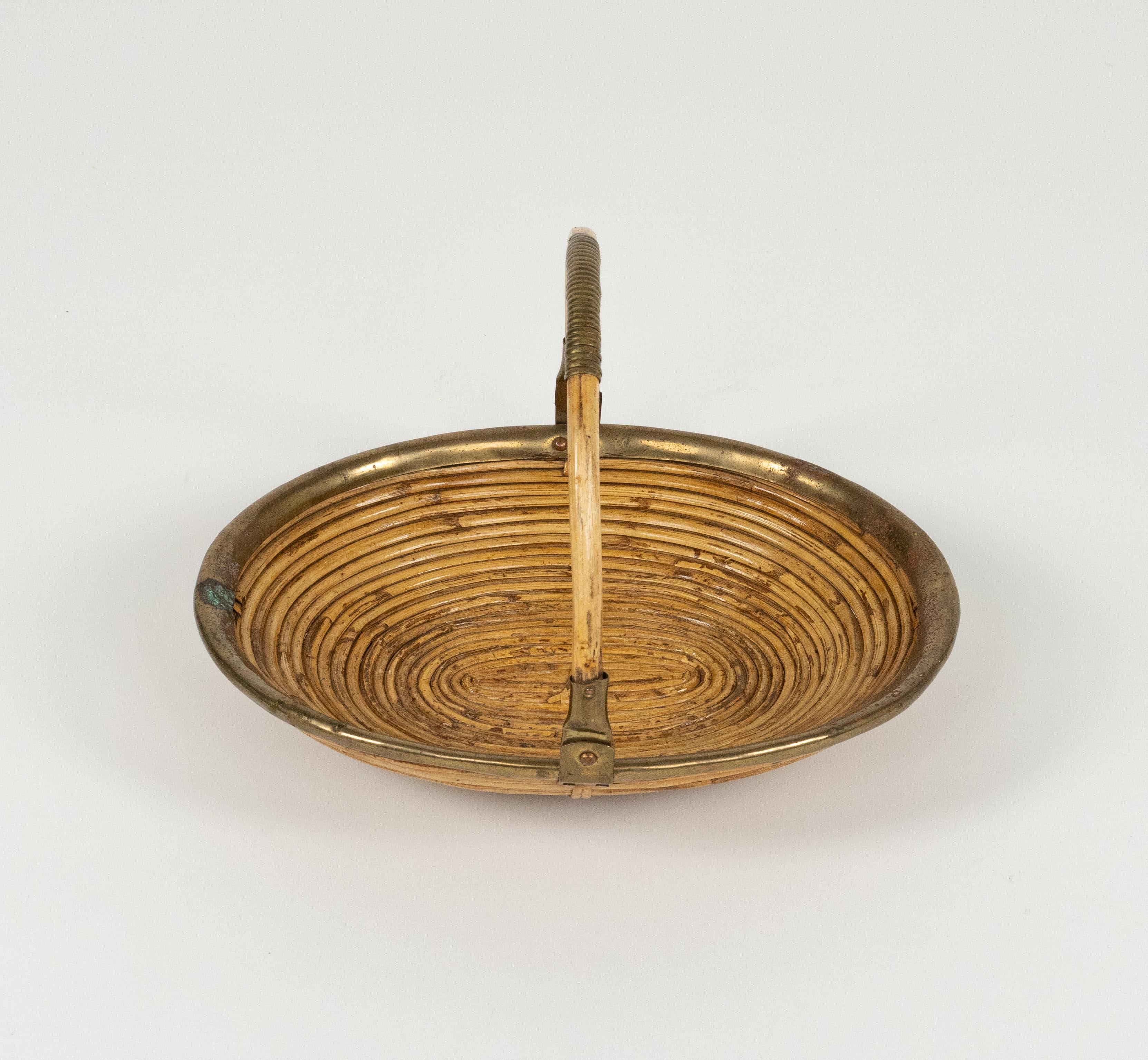 Cuenco o centro de mesa ovalado de mediados de siglo en bambú, ratán y latón, Italia Años 70 en venta 3