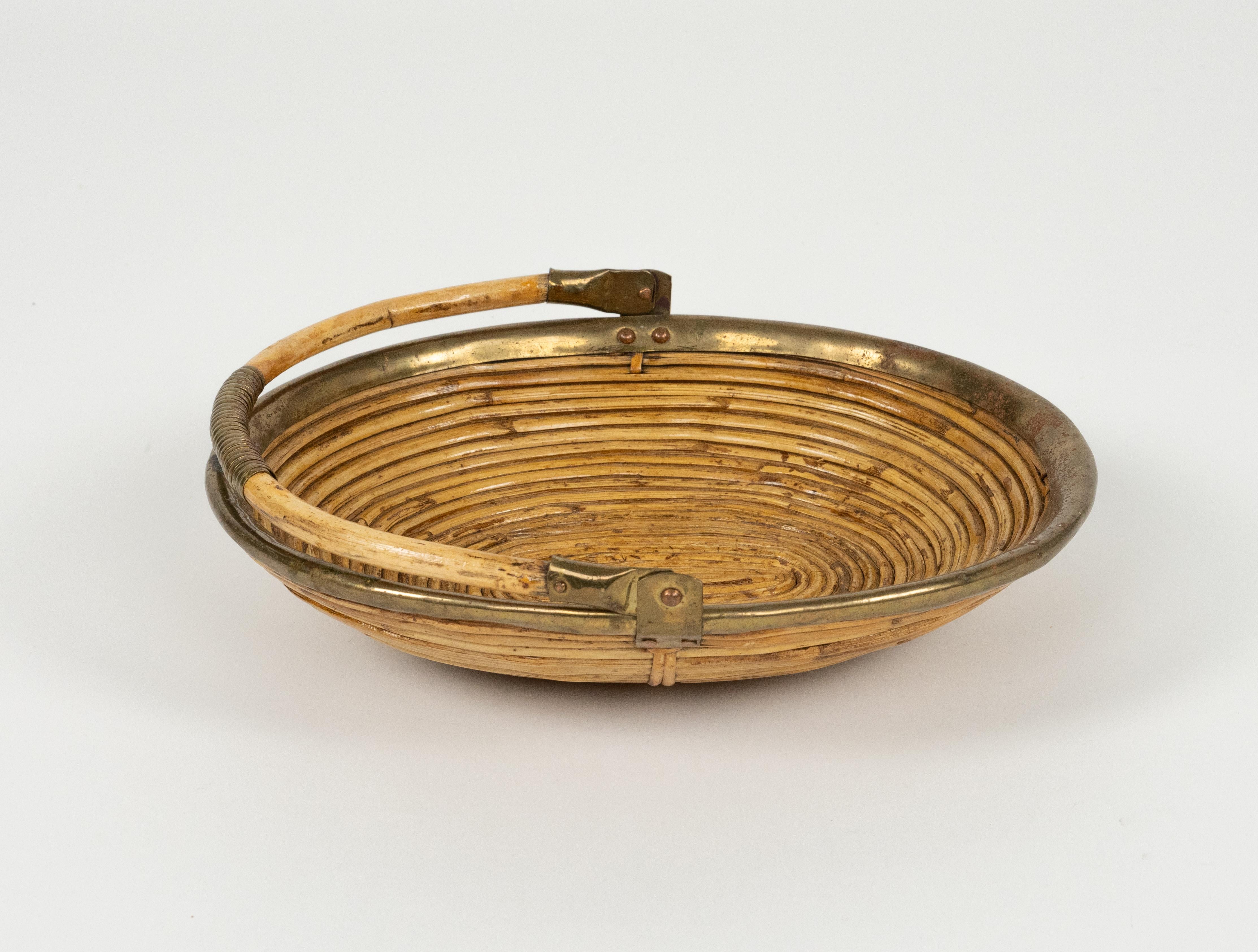 Cuenco o centro de mesa ovalado de mediados de siglo en bambú, ratán y latón, Italia Años 70 Moderno de mediados de siglo en venta