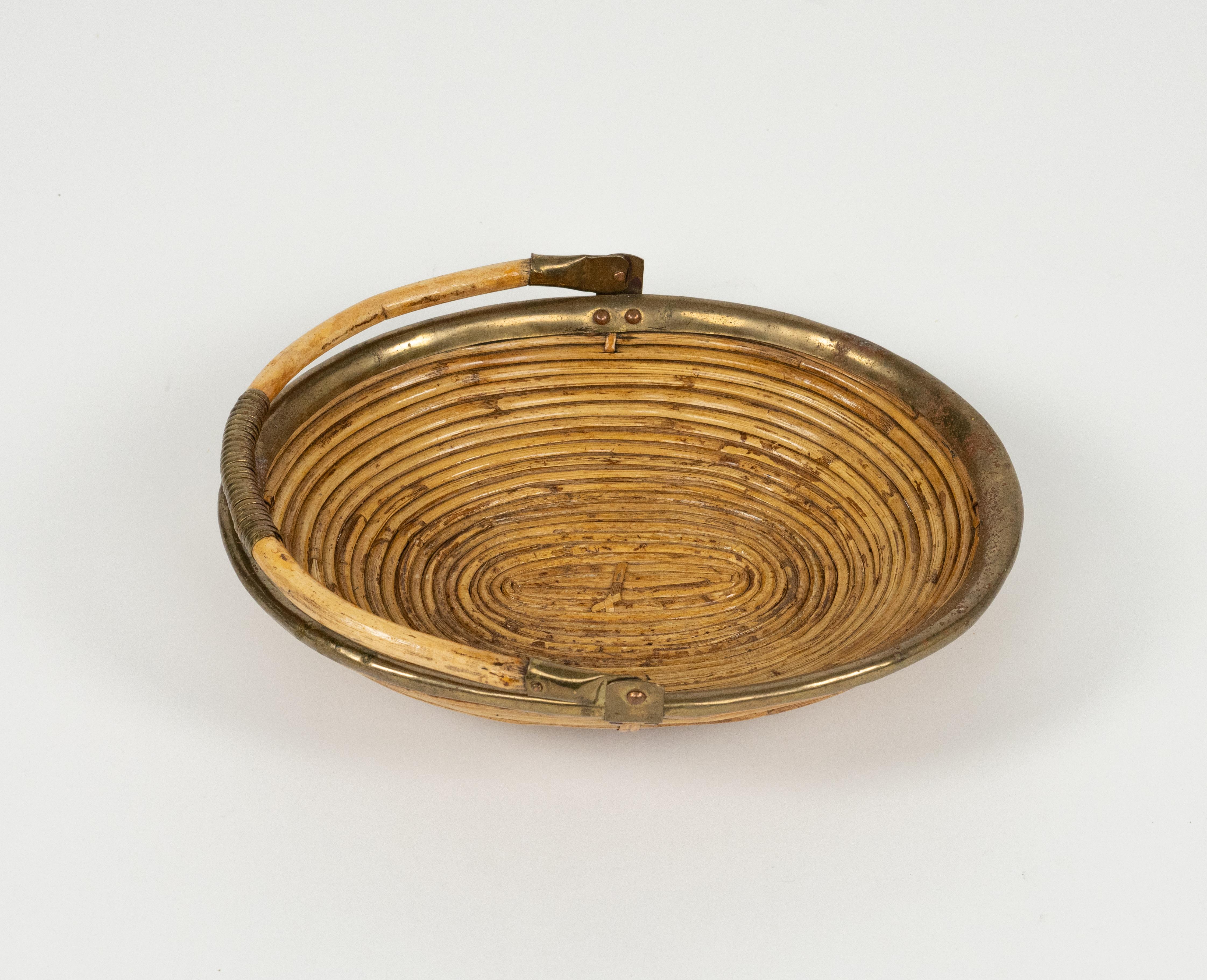 Cuenco o centro de mesa ovalado de mediados de siglo en bambú, ratán y latón, Italia Años 70 Italiano en venta