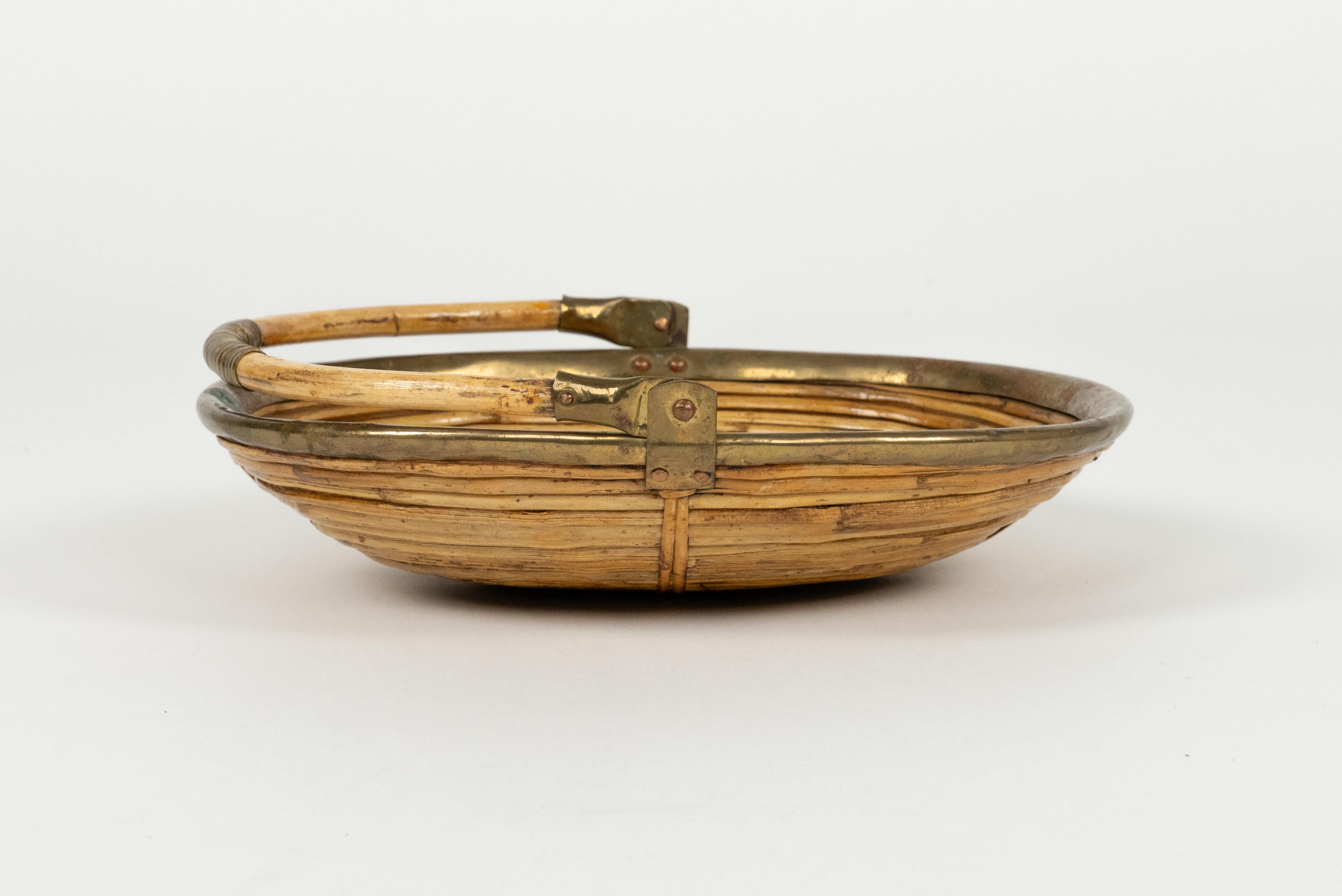 Cuenco o centro de mesa ovalado de mediados de siglo en bambú, ratán y latón, Italia Años 70 Hecho a mano en venta