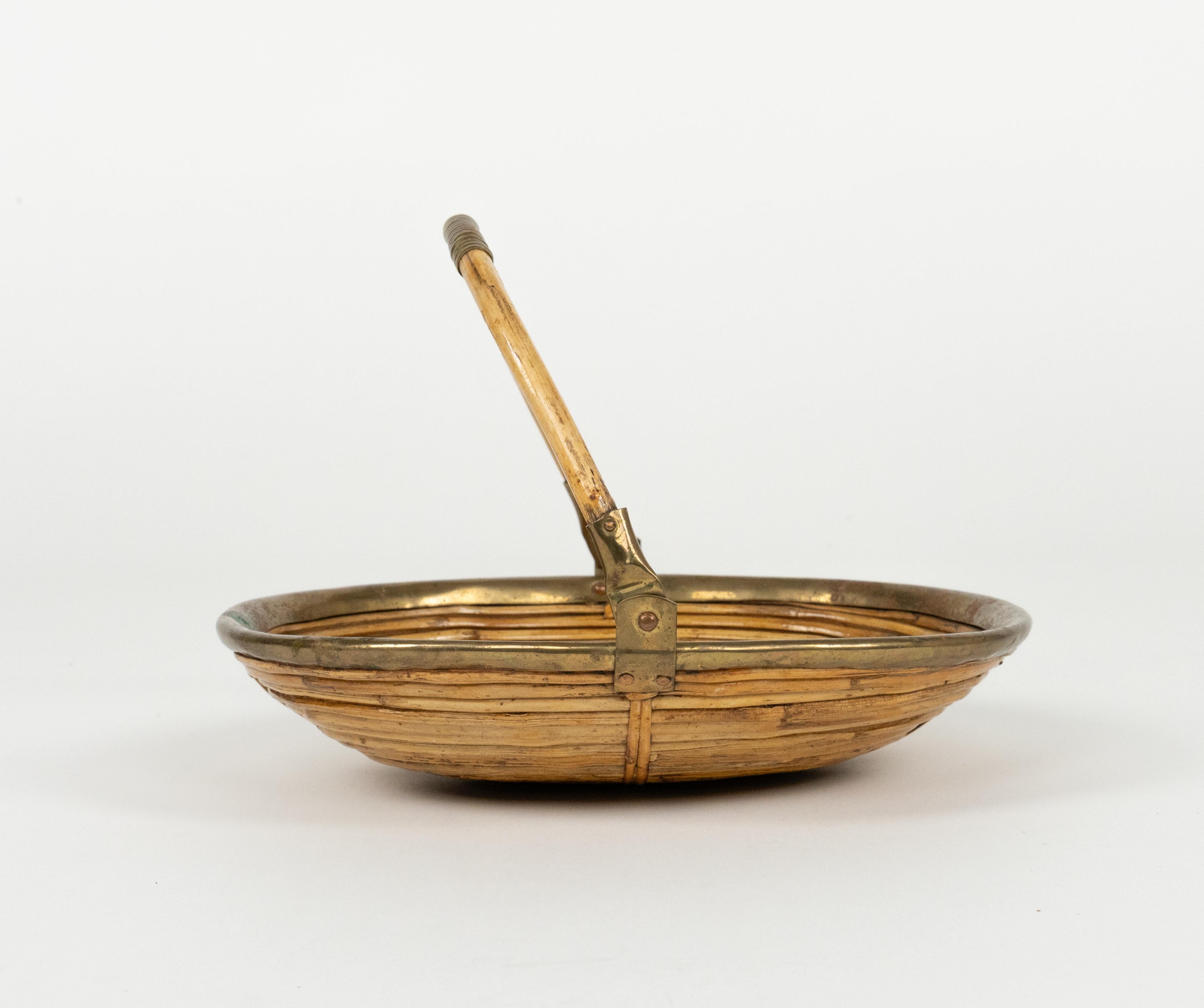 Cuenco o centro de mesa ovalado de mediados de siglo en bambú, ratán y latón, Italia Años 70 finales del siglo XX en venta