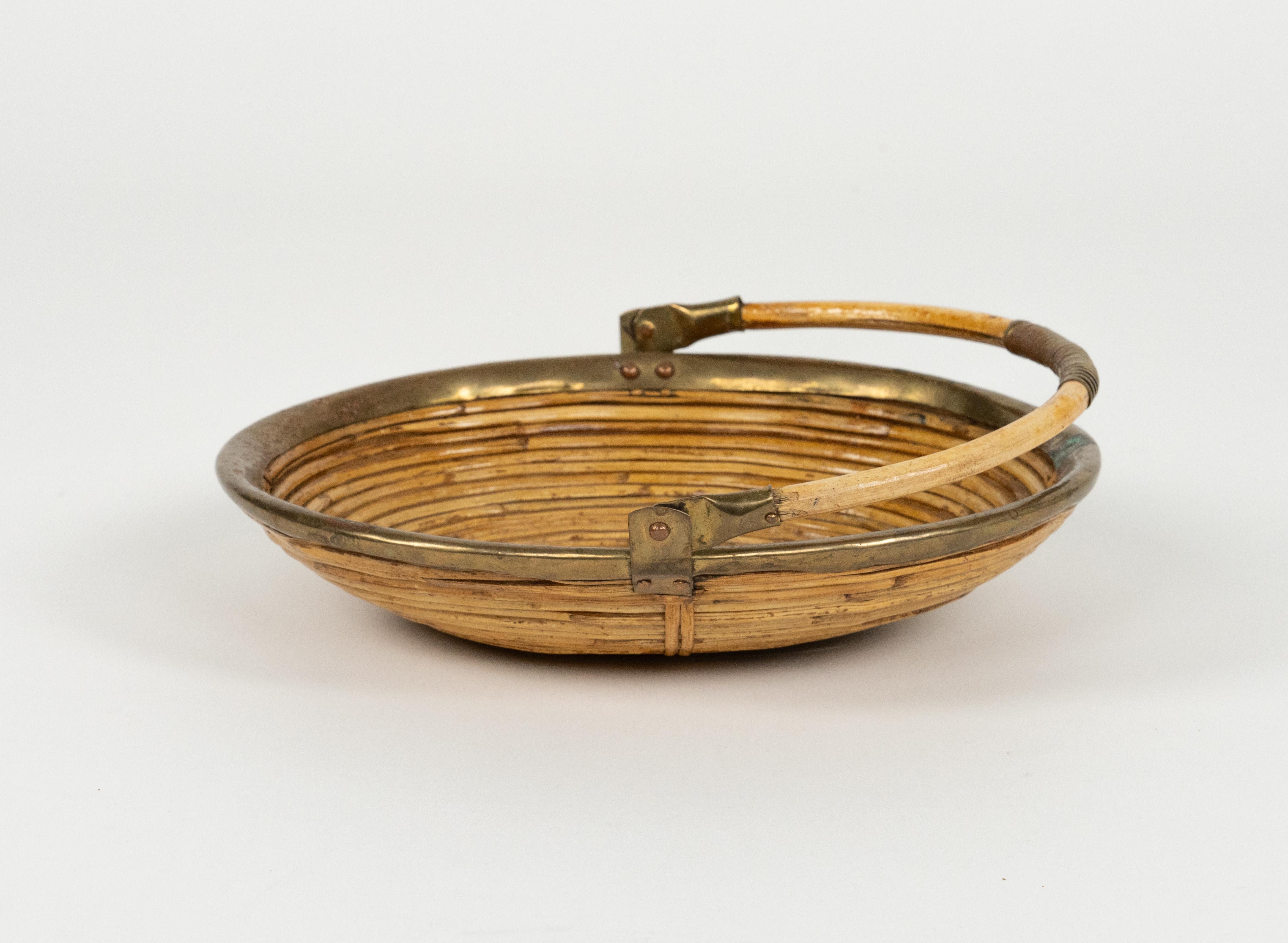 Cuenco o centro de mesa ovalado de mediados de siglo en bambú, ratán y latón, Italia Años 70 en venta 1