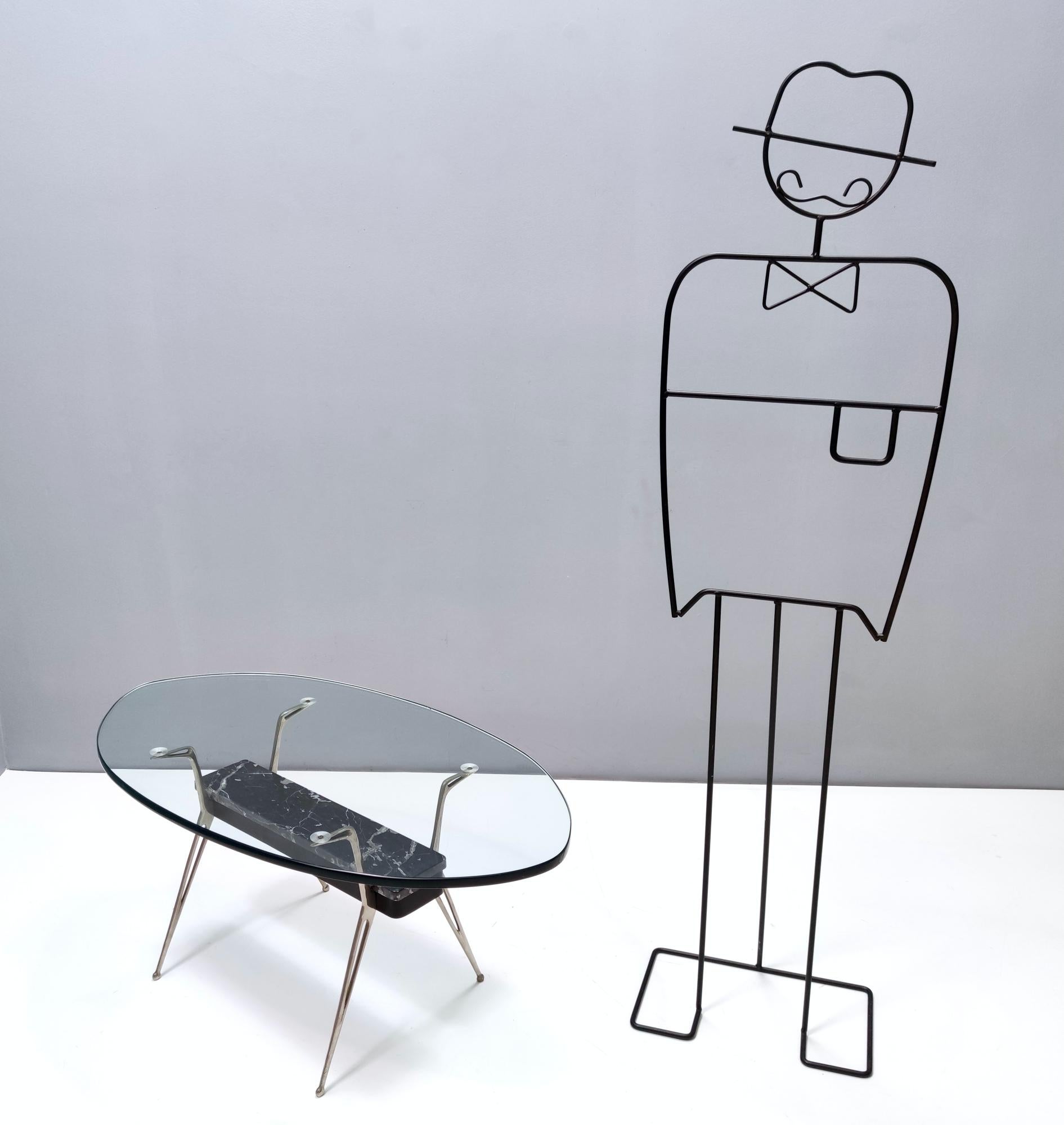 années 1950, Italie.
Son design nous rappelle le style de Parisi.
Cette table basse présente un plateau en verre de 17 millimètres d'épaisseur et un cadre en fer verni, laiton nickelé et marbre Portoro.
Il s'agit d'un article vintage, il peut