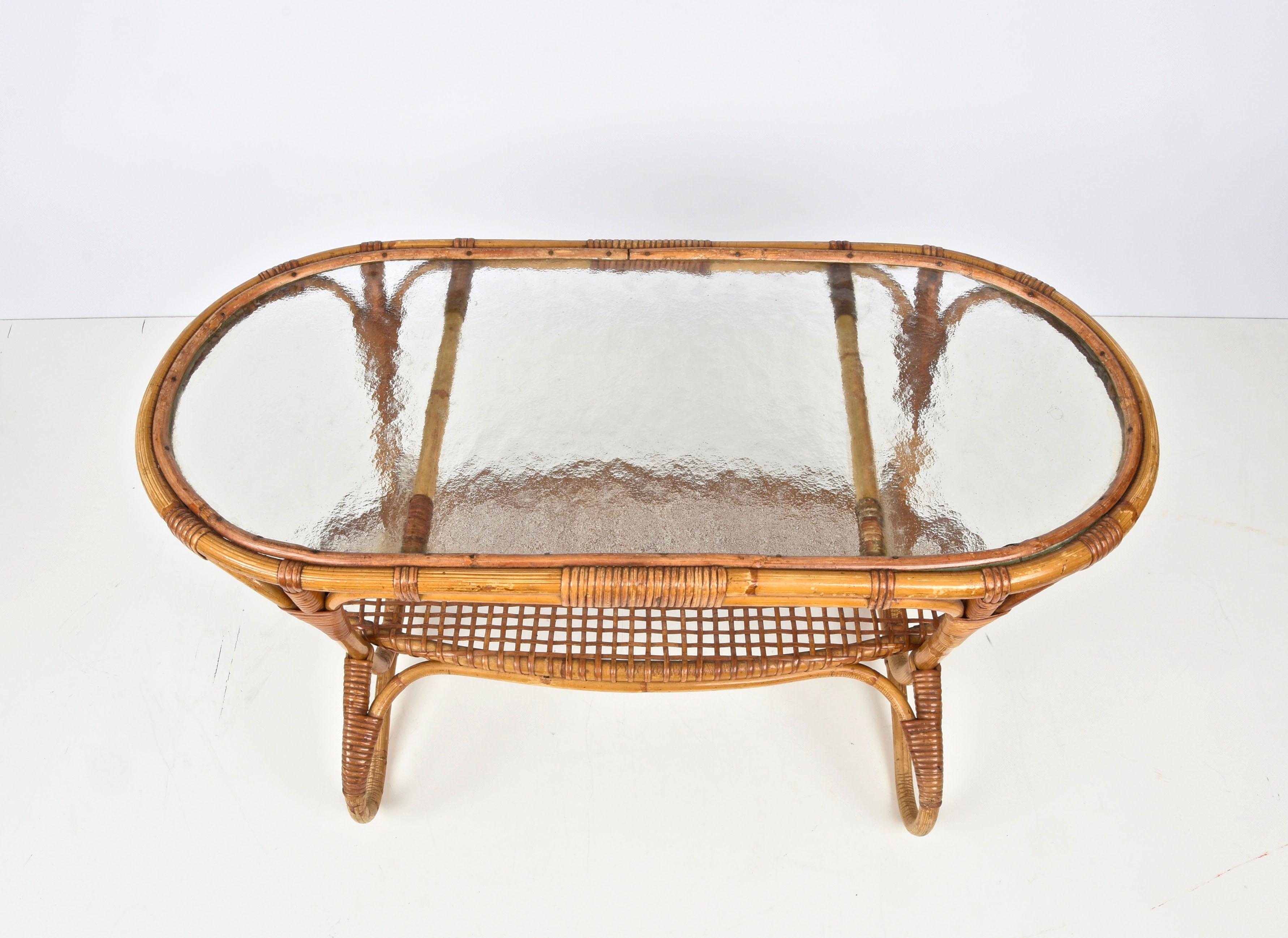 Table basse hollandaise ovale en rotin et bambou avec plateau en verre, années 1950 en vente 5