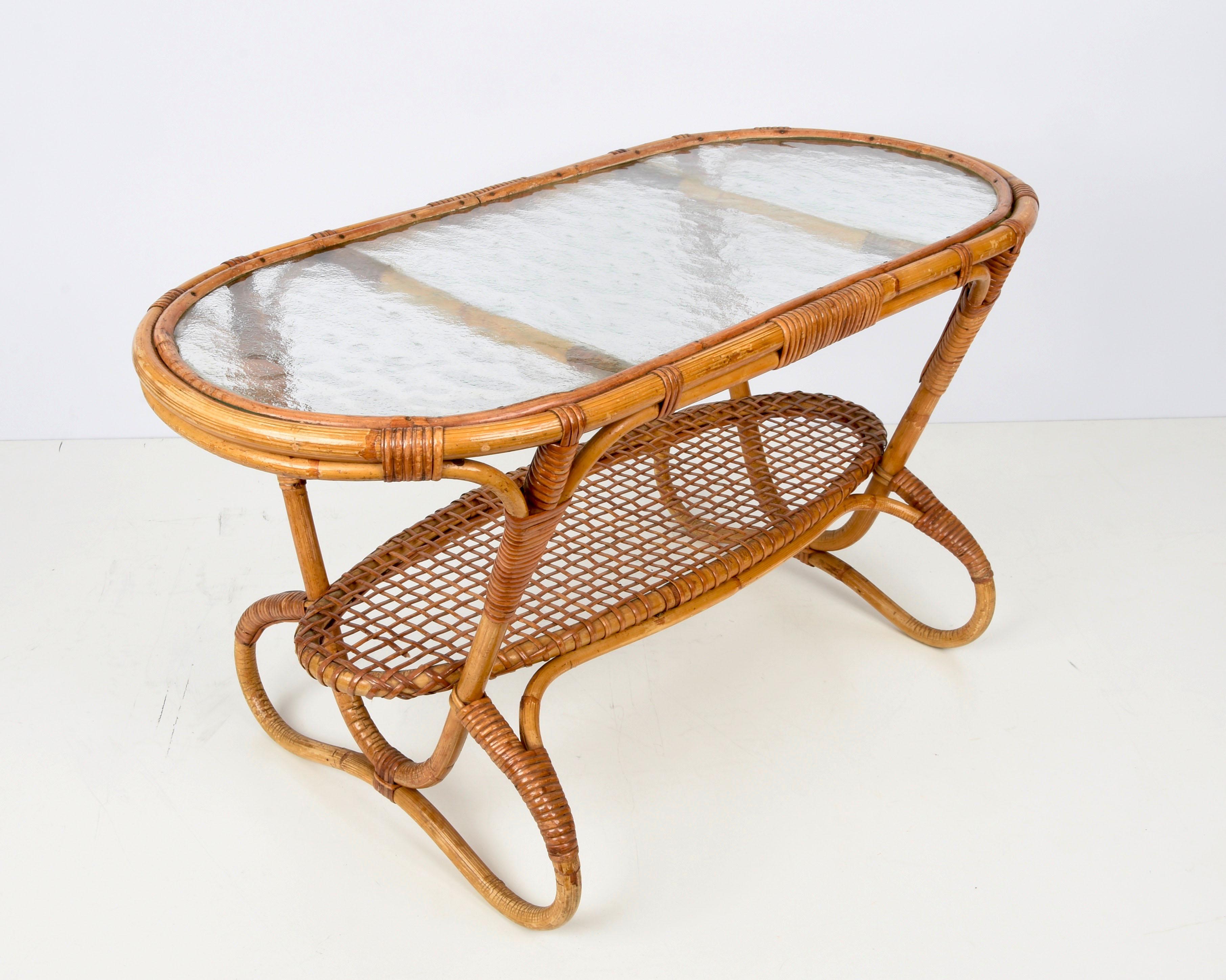 Ovaler holländischer Couchtisch mit Glasplatte aus Rattan und Bambus aus der Jahrhundertmitte, 1950er Jahre (Moderne der Mitte des Jahrhunderts) im Angebot