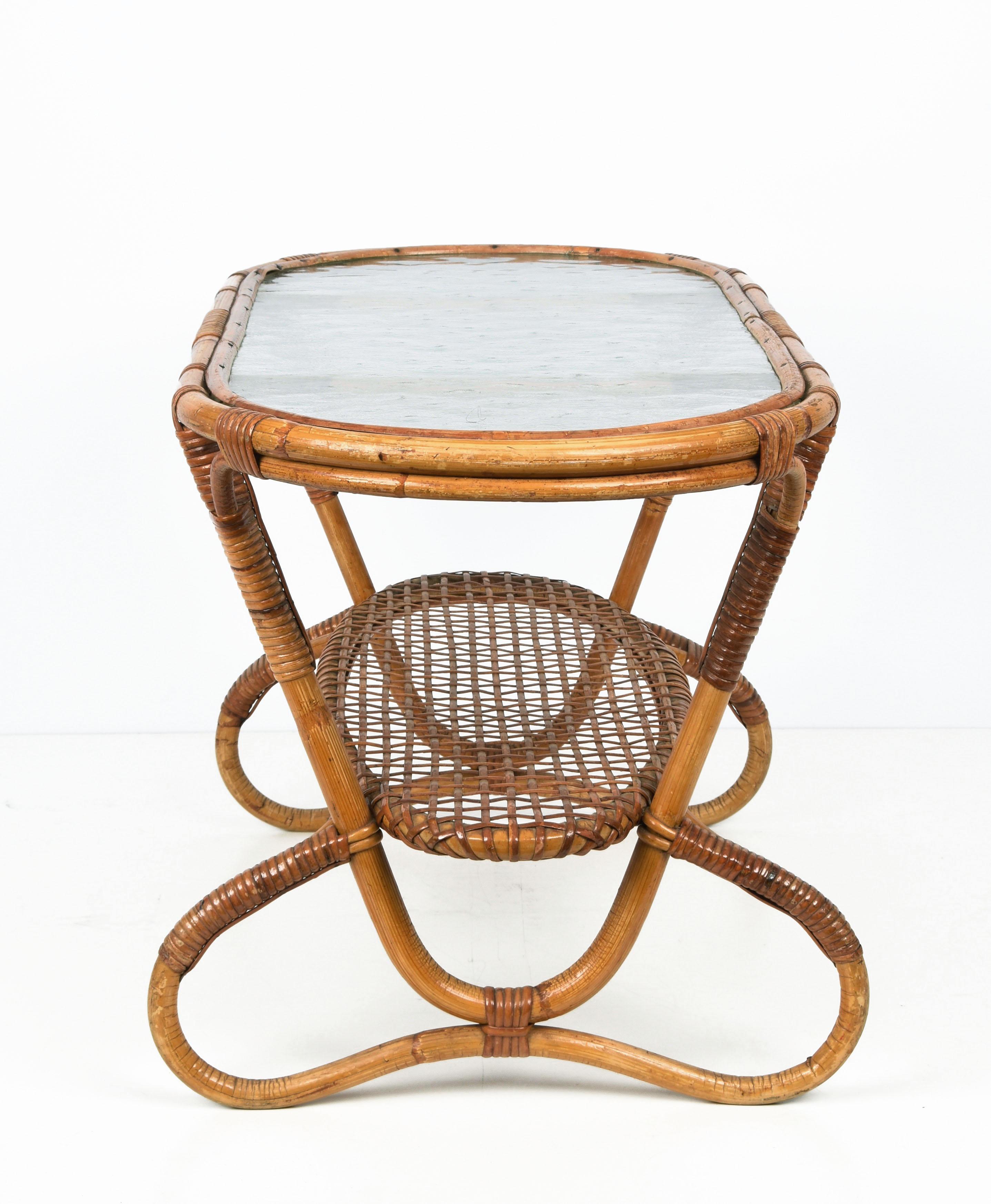 Néerlandais Table basse hollandaise ovale en rotin et bambou avec plateau en verre, années 1950 en vente
