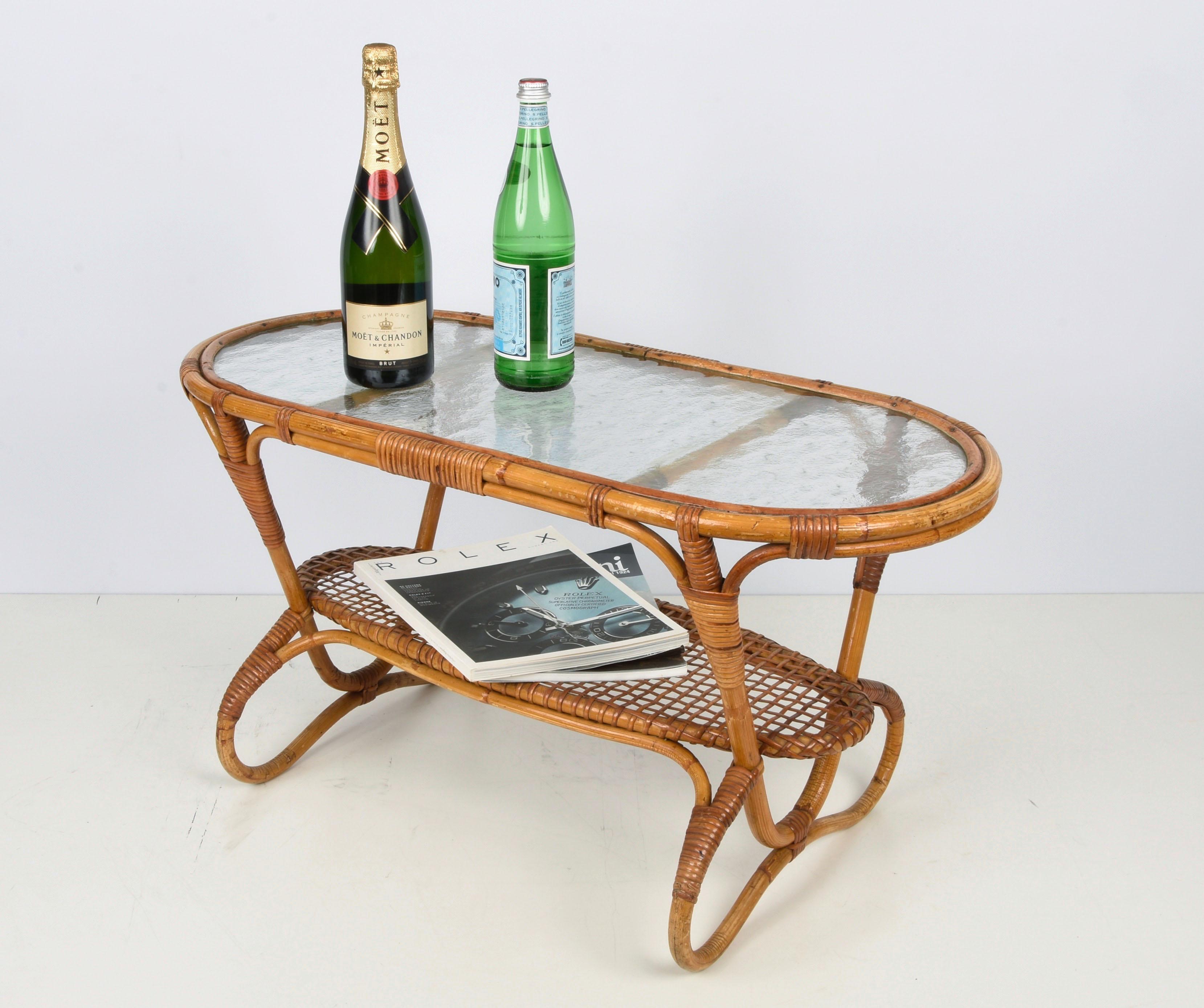 Table basse hollandaise ovale en rotin et bambou avec plateau en verre, années 1950 Bon état - En vente à Roma, IT